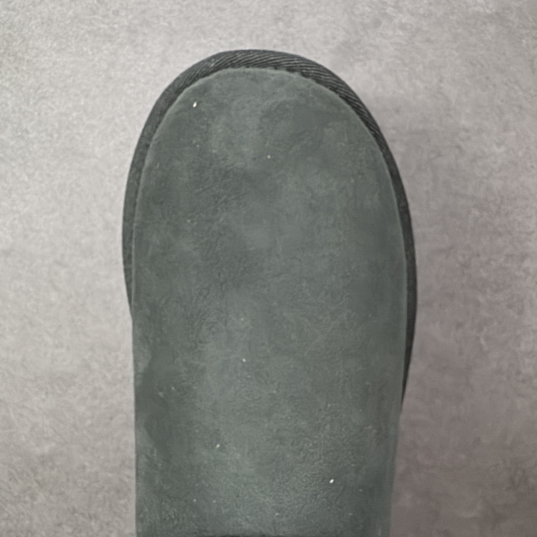 图片[8]-【SP顶级版】UGG Mini 1135092系列 秋冬羊毛一体雪地靴 原代工厂隆丰A级真羊毛皮一体完全遵循正平正品，精选A级羊皮毛一体材质，内里毛绒如云朵般包裹双脚，白带恒温属性一寒锁温抗冻，股季透气排湿，让双脚时刻处于干爽舒适的状态，轻量化设计搭配柔韧鞋底，每一步都似踩在软垫上，再加上贴合足型的弧度与足跟支撑，无论是居家休憩,外出通勤还是日常跑腿，全天行走也无负担。 从经典高筒靴到简约拖鞋，从基础中性色到潮流设计，既能与牛仔裤、卫衣打造随性日常，也能搭配裙子、男女同款更能轻松适配情侣穿搭。 优质羊皮毛天生耐磨损，搭配扎实工艺与防水科技加持，能抵御日常磨损与雨雪侵袭。一双穿数年仍能保持柔软质感💪🏻 尺码：35-40-选品中心