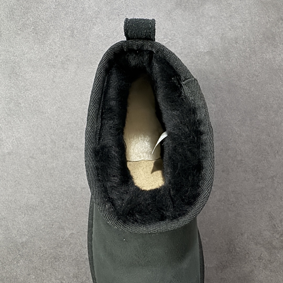 图片[7]-【SP顶级版】UGG Mini 1135092系列 秋冬羊毛一体雪地靴 原代工厂隆丰A级真羊毛皮一体完全遵循正平正品，精选A级羊皮毛一体材质，内里毛绒如云朵般包裹双脚，白带恒温属性一寒锁温抗冻，股季透气排湿，让双脚时刻处于干爽舒适的状态，轻量化设计搭配柔韧鞋底，每一步都似踩在软垫上，再加上贴合足型的弧度与足跟支撑，无论是居家休憩,外出通勤还是日常跑腿，全天行走也无负担。 从经典高筒靴到简约拖鞋，从基础中性色到潮流设计，既能与牛仔裤、卫衣打造随性日常，也能搭配裙子、男女同款更能轻松适配情侣穿搭。 优质羊皮毛天生耐磨损，搭配扎实工艺与防水科技加持，能抵御日常磨损与雨雪侵袭。一双穿数年仍能保持柔软质感💪🏻 尺码：35-40-选品中心