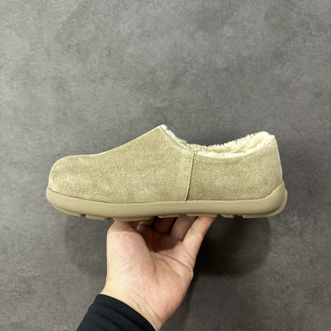 图片[2]-【SP顶级版】UGG Mini 6211 系列 秋冬羊毛一体雪地靴 原代工厂隆丰A级真羊毛皮一体完全遵循正平正品，精选A级羊皮毛一体材质，内里毛绒如云朵般包裹双脚，白带恒温属性一寒锁温抗冻，股季透气排湿，让双脚时刻处于干爽舒适的状态，轻量化设计搭配柔韧鞋底，每一步都似踩在软垫上，再加上贴合足型的弧度与足跟支撑，无论是居家休憩,外出通勤还是日常跑腿，全天行走也无负担。 从经典高筒靴到简约拖鞋，从基础中性色到潮流设计，既能与牛仔裤、卫衣打造随性日常，也能搭配裙子、男女同款更能轻松适配情侣穿搭。 优质羊皮毛天生耐磨损，搭配扎实工艺与防水科技加持，能抵御日常磨损与雨雪侵袭。一双穿数年仍能保持柔软质感💪🏻 尺码：35-40-选品中心