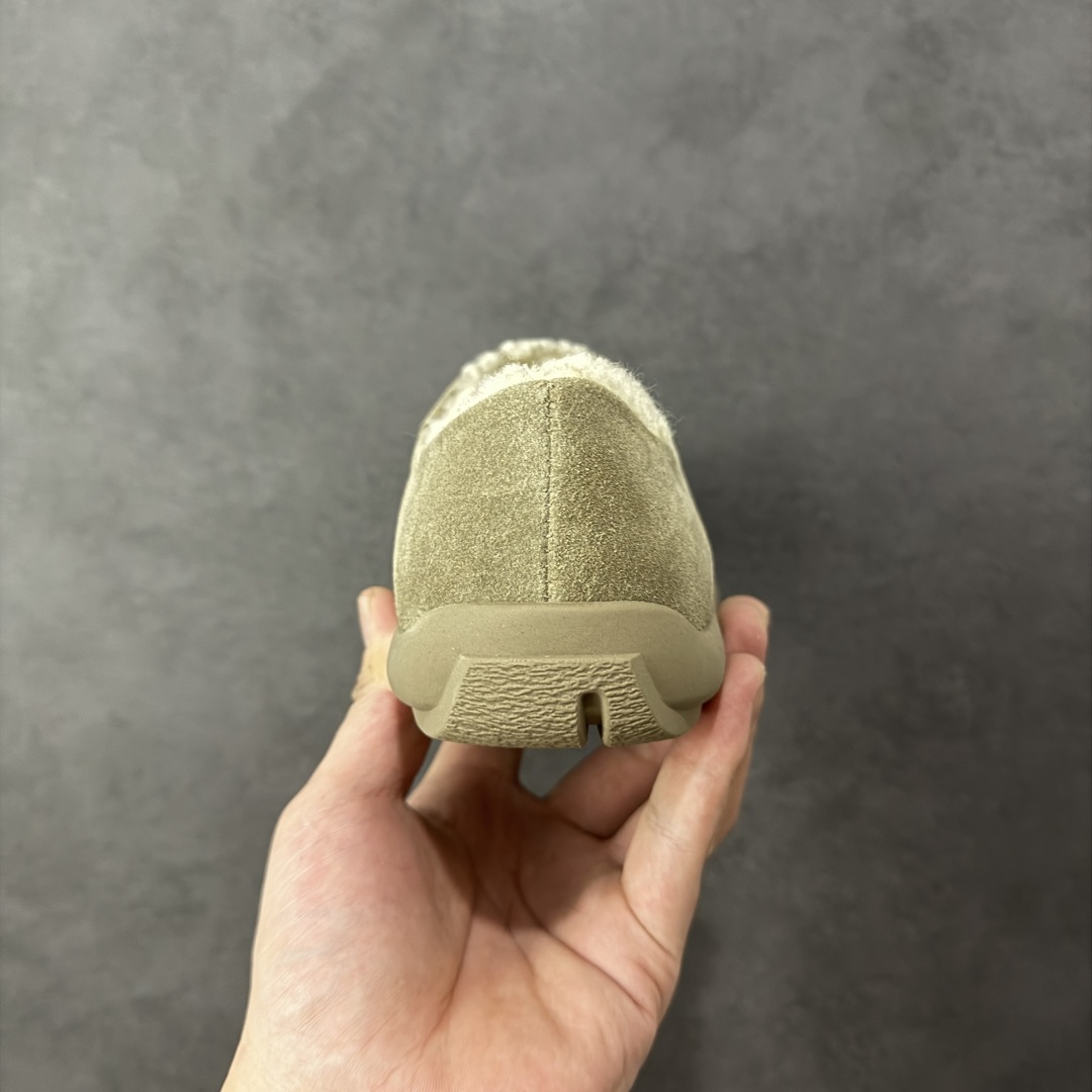 图片[4]-【SP顶级版】UGG Mini 6211 系列 秋冬羊毛一体雪地靴 原代工厂隆丰A级真羊毛皮一体完全遵循正平正品，精选A级羊皮毛一体材质，内里毛绒如云朵般包裹双脚，白带恒温属性一寒锁温抗冻，股季透气排湿，让双脚时刻处于干爽舒适的状态，轻量化设计搭配柔韧鞋底，每一步都似踩在软垫上，再加上贴合足型的弧度与足跟支撑，无论是居家休憩,外出通勤还是日常跑腿，全天行走也无负担。 从经典高筒靴到简约拖鞋，从基础中性色到潮流设计，既能与牛仔裤、卫衣打造随性日常，也能搭配裙子、男女同款更能轻松适配情侣穿搭。 优质羊皮毛天生耐磨损，搭配扎实工艺与防水科技加持，能抵御日常磨损与雨雪侵袭。一双穿数年仍能保持柔软质感💪🏻 尺码：35-40-选品中心