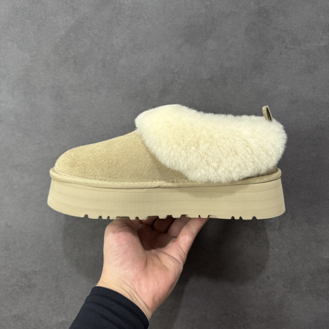 图片[2]-【SP顶级版】UGG Mini 1393 系列 秋冬羊毛一体雪地靴 原代工厂隆丰A级真羊毛皮一体完全遵循正平正品，精选A级羊皮毛一体材质，内里毛绒如云朵般包裹双脚，白带恒温属性一寒锁温抗冻，股季透气排湿，让双脚时刻处于干爽舒适的状态，轻量化设计搭配柔韧鞋底，每一步都似踩在软垫上，再加上贴合足型的弧度与足跟支撑，无论是居家休憩,外出通勤还是日常跑腿，全天行走也无负担。 从经典高筒靴到简约拖鞋，从基础中性色到潮流设计，既能与牛仔裤、卫衣打造随性日常，也能搭配裙子、男女同款更能轻松适配情侣穿搭。 优质羊皮毛天生耐磨损，搭配扎实工艺与防水科技加持，能抵御日常磨损与雨雪侵袭。一双穿数年仍能保持柔软质感💪🏻 尺码：35-40-选品中心