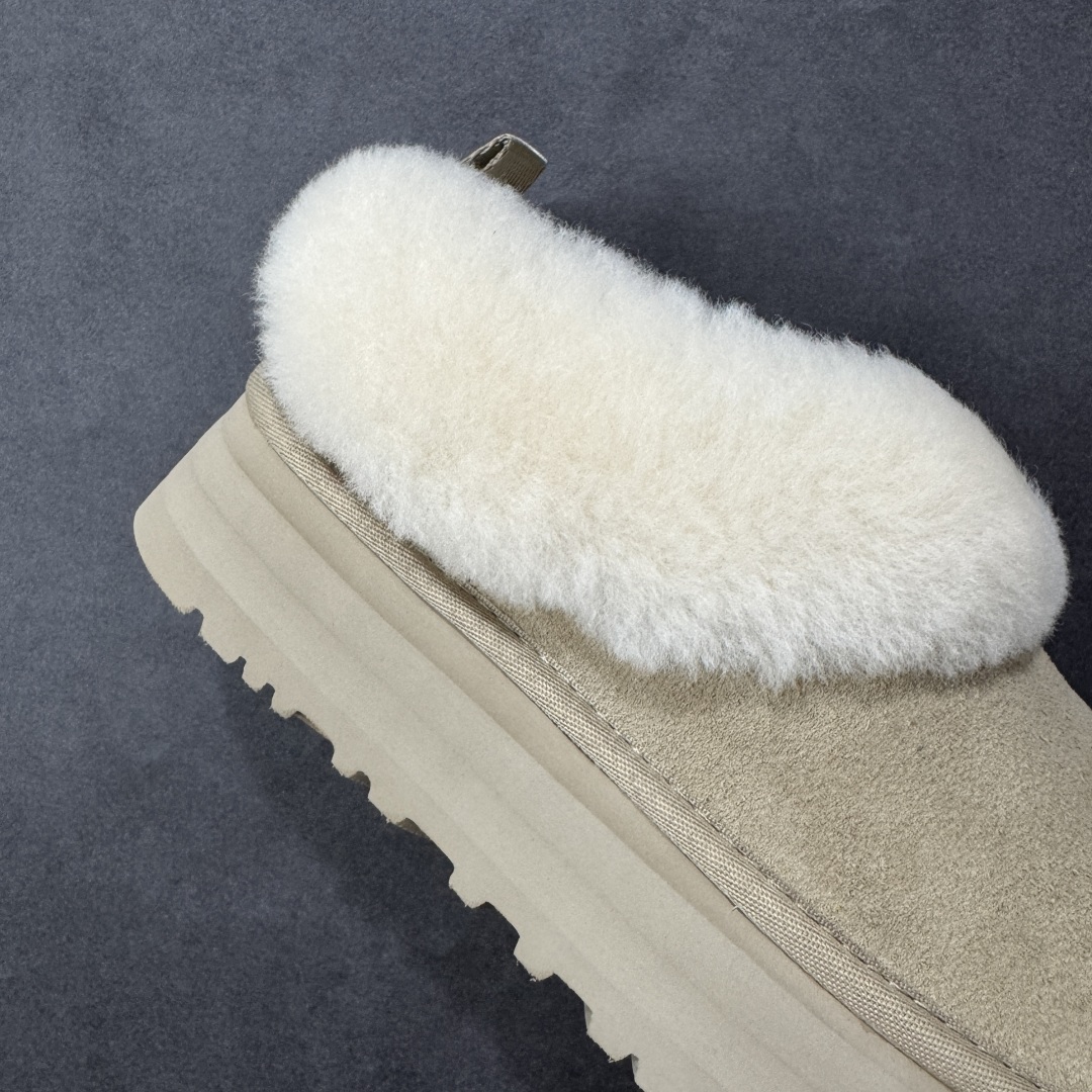 图片[6]-【SP顶级版】UGG Mini 1393 系列 秋冬羊毛一体雪地靴 原代工厂隆丰A级真羊毛皮一体完全遵循正平正品，精选A级羊皮毛一体材质，内里毛绒如云朵般包裹双脚，白带恒温属性一寒锁温抗冻，股季透气排湿，让双脚时刻处于干爽舒适的状态，轻量化设计搭配柔韧鞋底，每一步都似踩在软垫上，再加上贴合足型的弧度与足跟支撑，无论是居家休憩,外出通勤还是日常跑腿，全天行走也无负担。 从经典高筒靴到简约拖鞋，从基础中性色到潮流设计，既能与牛仔裤、卫衣打造随性日常，也能搭配裙子、男女同款更能轻松适配情侣穿搭。 优质羊皮毛天生耐磨损，搭配扎实工艺与防水科技加持，能抵御日常磨损与雨雪侵袭。一双穿数年仍能保持柔软质感💪🏻 尺码：35-40-选品中心