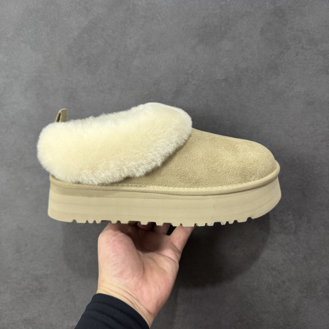 【SP顶级版】UGG Mini 1393 系列 秋冬羊毛一体雪地靴 原代工厂隆丰A级真羊毛皮一体完全遵循正平正品,精选A级羊皮毛一体材质,内里毛绒如云朵般包裹双脚,白带恒温属性一寒锁温抗冻,股季透气排湿,让双脚时刻处于干爽舒适的状态,轻量化设计搭配柔韧鞋底,每一步都似踩在软垫上,再加上贴合足型的弧度与足跟支撑,无论是居家休憩,外出通勤还是日常跑腿,全天行走也无负担。 从经典高筒靴到简约拖鞋,从基础中性色到潮流设计,既能与牛仔裤、卫衣打造随性日常,也能搭配裙子、男女同款更能轻松适配情侣穿搭。 优质羊皮毛天生耐磨损,搭配扎实工艺与防水科技加持,能抵御日常磨损与雨雪侵袭。一双穿数年仍能保持柔软质感💪🏻 尺码:35-40-选品中心