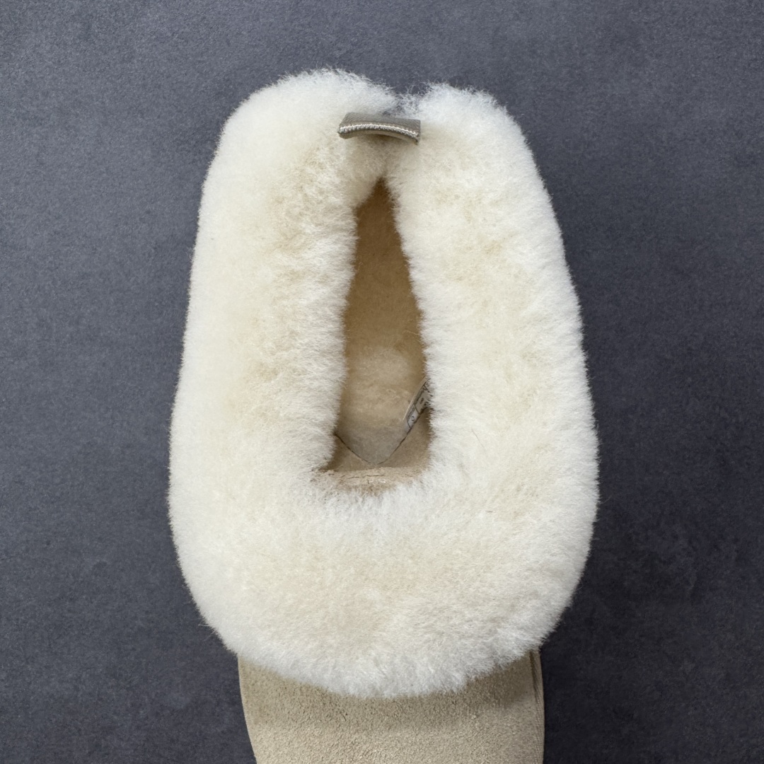 图片[7]-【SP顶级版】UGG Mini 1393 系列 秋冬羊毛一体雪地靴 原代工厂隆丰A级真羊毛皮一体完全遵循正平正品，精选A级羊皮毛一体材质，内里毛绒如云朵般包裹双脚，白带恒温属性一寒锁温抗冻，股季透气排湿，让双脚时刻处于干爽舒适的状态，轻量化设计搭配柔韧鞋底，每一步都似踩在软垫上，再加上贴合足型的弧度与足跟支撑，无论是居家休憩,外出通勤还是日常跑腿，全天行走也无负担。 从经典高筒靴到简约拖鞋，从基础中性色到潮流设计，既能与牛仔裤、卫衣打造随性日常，也能搭配裙子、男女同款更能轻松适配情侣穿搭。 优质羊皮毛天生耐磨损，搭配扎实工艺与防水科技加持，能抵御日常磨损与雨雪侵袭。一双穿数年仍能保持柔软质感💪🏻 尺码：35-40-选品中心