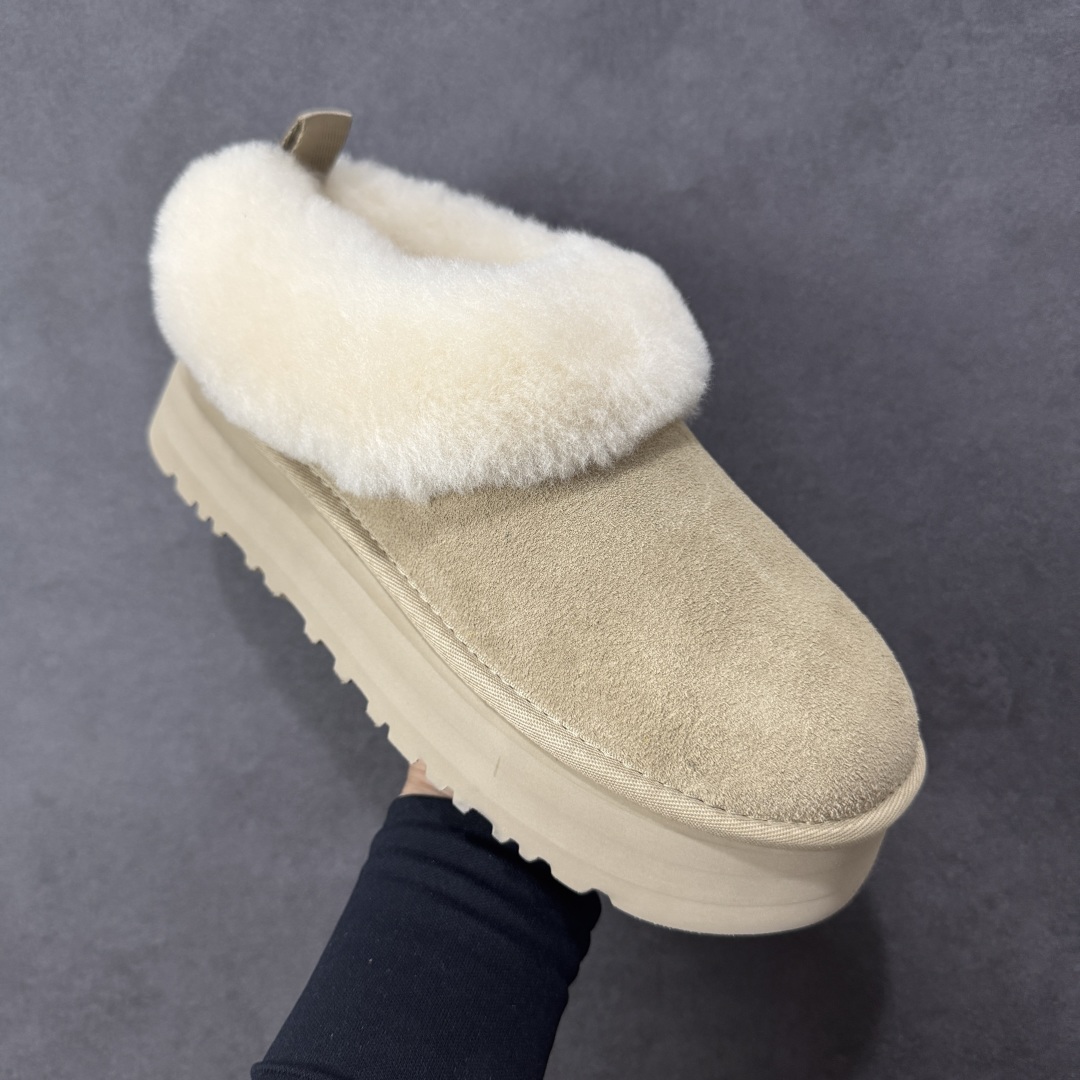 图片[3]-【SP顶级版】UGG Mini 1393 系列 秋冬羊毛一体雪地靴 原代工厂隆丰A级真羊毛皮一体完全遵循正平正品，精选A级羊皮毛一体材质，内里毛绒如云朵般包裹双脚，白带恒温属性一寒锁温抗冻，股季透气排湿，让双脚时刻处于干爽舒适的状态，轻量化设计搭配柔韧鞋底，每一步都似踩在软垫上，再加上贴合足型的弧度与足跟支撑，无论是居家休憩,外出通勤还是日常跑腿，全天行走也无负担。 从经典高筒靴到简约拖鞋，从基础中性色到潮流设计，既能与牛仔裤、卫衣打造随性日常，也能搭配裙子、男女同款更能轻松适配情侣穿搭。 优质羊皮毛天生耐磨损，搭配扎实工艺与防水科技加持，能抵御日常磨损与雨雪侵袭。一双穿数年仍能保持柔软质感💪🏻 尺码：35-40-选品中心