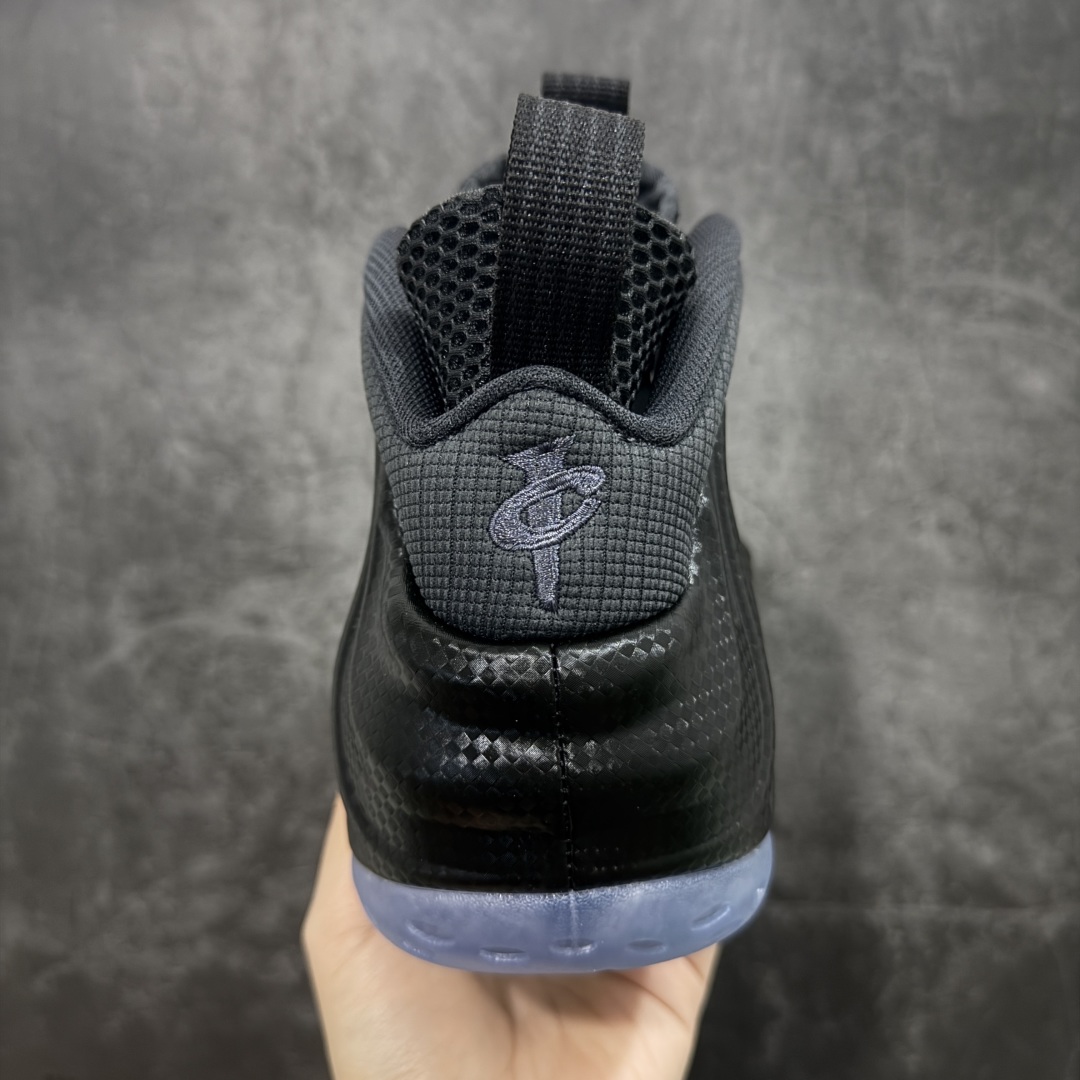 图片[4]-【莞产纯原】NK Air Foamposite One 市售最强品质 莞产顶级品质 碳纤维黑喷 2025 喷泡 HF2902-002 莞产原底面 公司渠道同模具 鞋型发泡360度无死角 双层Zoom气垫植入 中底完美注胶 搭载原厂碳纤维材质 诞生于1997年的NK Air Foamposite系列可以说是整个球鞋历史上最为经典的系列之一 也就是我们常说的“喷”和“泡” 其中“喷”由Foamposite One代言人Penny的英文音译而来 而“泡”则来源于另一款鞋型 Foamposite Pro中\”pro\”的音译 在诞生初期 由于高昂的造价以及超前的外形 Foamposite系列的反对者不在少数 甚至有人认为这款鞋会毁掉整个球鞋行业 但事实证明这双灵感来自于甲虫 自带“黑科技”鞋面以及双层Zoom+大块碳板的太空球鞋不仅受到了大众的接受与追捧 并且成功的影响了篮球鞋的发展 尺码：40 40.5 41 42 42.5 43 44 44.5 45 46 47.5-选品中心