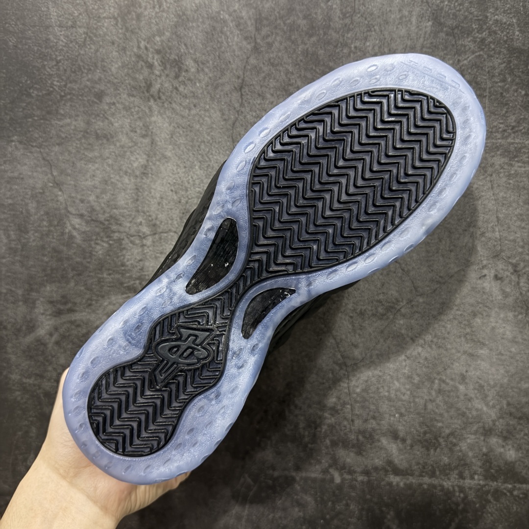 图片[9]-【莞产纯原】NK Air Foamposite One 市售最强品质 莞产顶级品质 碳纤维黑喷 2025 喷泡 HF2902-002 莞产原底面 公司渠道同模具 鞋型发泡360度无死角 双层Zoom气垫植入 中底完美注胶 搭载原厂碳纤维材质 诞生于1997年的NK Air Foamposite系列可以说是整个球鞋历史上最为经典的系列之一 也就是我们常说的“喷”和“泡” 其中“喷”由Foamposite One代言人Penny的英文音译而来 而“泡”则来源于另一款鞋型 Foamposite Pro中\”pro\”的音译 在诞生初期 由于高昂的造价以及超前的外形 Foamposite系列的反对者不在少数 甚至有人认为这款鞋会毁掉整个球鞋行业 但事实证明这双灵感来自于甲虫 自带“黑科技”鞋面以及双层Zoom+大块碳板的太空球鞋不仅受到了大众的接受与追捧 并且成功的影响了篮球鞋的发展 尺码：40 40.5 41 42 42.5 43 44 44.5 45 46 47.5-选品中心