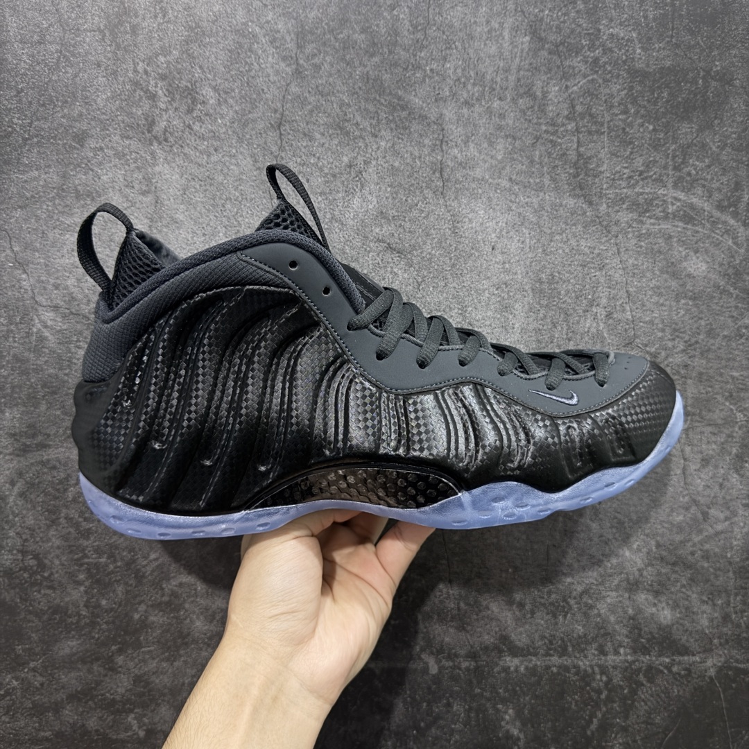 【莞产纯原】NK Air Foamposite One 市售最强品质 莞产顶级品质 碳纤维黑喷 2025 喷泡 HF2902-002 莞产原底面 公司渠道同模具 鞋型发泡360度无死角 双层Zoom气垫植入 中底完美注胶 搭载原厂碳纤维材质 诞生于1997年的NK Air Foamposite系列可以说是整个球鞋历史上最为经典的系列之一 也就是我们常说的“喷”和“泡” 其中“喷”由Foamposite One代言人Penny的英文音译而来 而“泡”则来源于另一款鞋型 Foamposite Pro中\