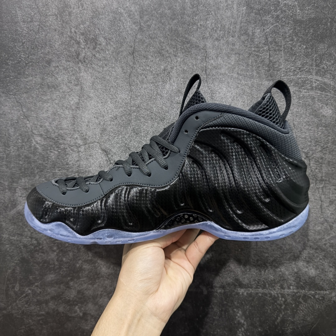 图片[2]-【莞产纯原】NK Air Foamposite One 市售最强品质 莞产顶级品质 碳纤维黑喷 2025 喷泡 HF2902-002 莞产原底面 公司渠道同模具 鞋型发泡360度无死角 双层Zoom气垫植入 中底完美注胶 搭载原厂碳纤维材质 诞生于1997年的NK Air Foamposite系列可以说是整个球鞋历史上最为经典的系列之一 也就是我们常说的“喷”和“泡” 其中“喷”由Foamposite One代言人Penny的英文音译而来 而“泡”则来源于另一款鞋型 Foamposite Pro中\”pro\”的音译 在诞生初期 由于高昂的造价以及超前的外形 Foamposite系列的反对者不在少数 甚至有人认为这款鞋会毁掉整个球鞋行业 但事实证明这双灵感来自于甲虫 自带“黑科技”鞋面以及双层Zoom+大块碳板的太空球鞋不仅受到了大众的接受与追捧 并且成功的影响了篮球鞋的发展 尺码：40 40.5 41 42 42.5 43 44 44.5 45 46 47.5-选品中心