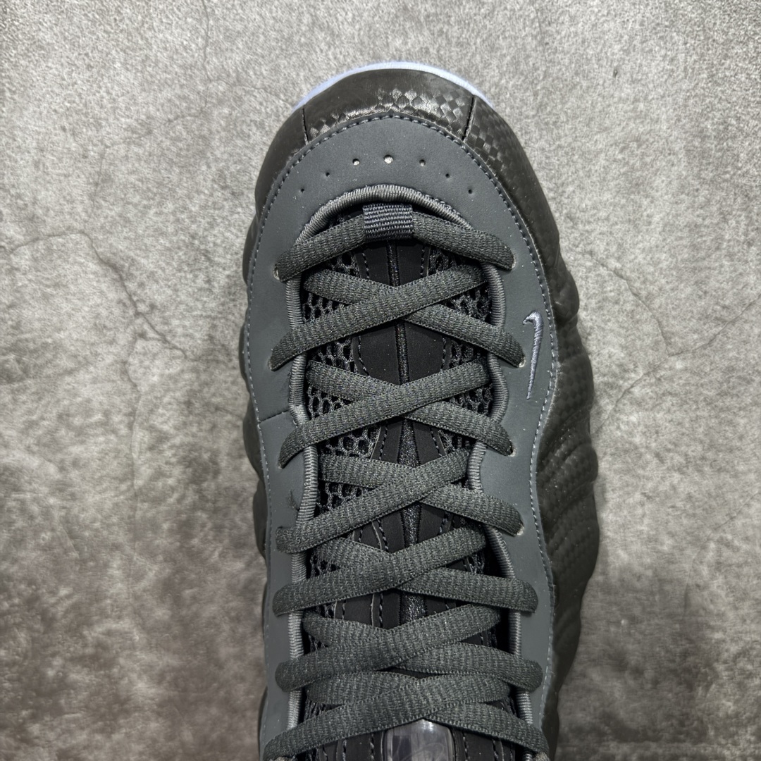 图片[5]-【莞产纯原】NK Air Foamposite One 市售最强品质 莞产顶级品质 碳纤维黑喷 2025 喷泡 HF2902-002 莞产原底面 公司渠道同模具 鞋型发泡360度无死角 双层Zoom气垫植入 中底完美注胶 搭载原厂碳纤维材质 诞生于1997年的NK Air Foamposite系列可以说是整个球鞋历史上最为经典的系列之一 也就是我们常说的“喷”和“泡” 其中“喷”由Foamposite One代言人Penny的英文音译而来 而“泡”则来源于另一款鞋型 Foamposite Pro中\”pro\”的音译 在诞生初期 由于高昂的造价以及超前的外形 Foamposite系列的反对者不在少数 甚至有人认为这款鞋会毁掉整个球鞋行业 但事实证明这双灵感来自于甲虫 自带“黑科技”鞋面以及双层Zoom+大块碳板的太空球鞋不仅受到了大众的接受与追捧 并且成功的影响了篮球鞋的发展 尺码：40 40.5 41 42 42.5 43 44 44.5 45 46 47.5-选品中心