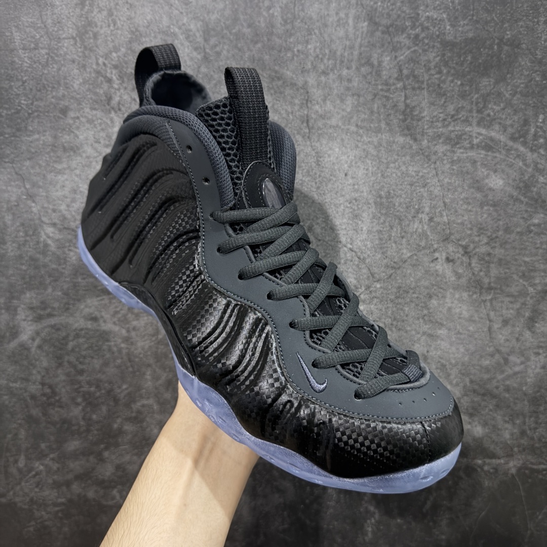 图片[3]-【莞产纯原】NK Air Foamposite One 市售最强品质 莞产顶级品质 碳纤维黑喷 2025 喷泡 HF2902-002 莞产原底面 公司渠道同模具 鞋型发泡360度无死角 双层Zoom气垫植入 中底完美注胶 搭载原厂碳纤维材质 诞生于1997年的NK Air Foamposite系列可以说是整个球鞋历史上最为经典的系列之一 也就是我们常说的“喷”和“泡” 其中“喷”由Foamposite One代言人Penny的英文音译而来 而“泡”则来源于另一款鞋型 Foamposite Pro中\”pro\”的音译 在诞生初期 由于高昂的造价以及超前的外形 Foamposite系列的反对者不在少数 甚至有人认为这款鞋会毁掉整个球鞋行业 但事实证明这双灵感来自于甲虫 自带“黑科技”鞋面以及双层Zoom+大块碳板的太空球鞋不仅受到了大众的接受与追捧 并且成功的影响了篮球鞋的发展 尺码：40 40.5 41 42 42.5 43 44 44.5 45 46 47.5-选品中心