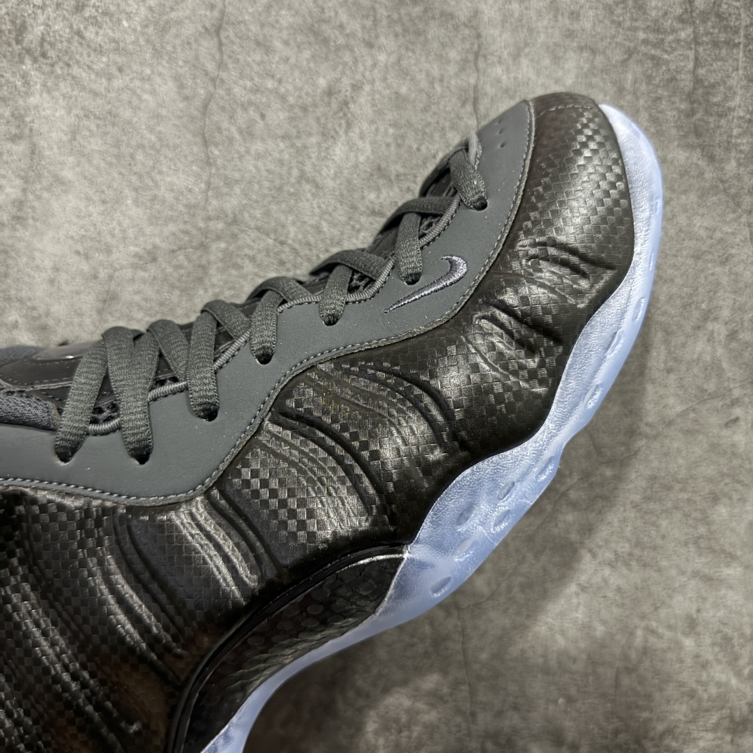 图片[6]-【莞产纯原】NK Air Foamposite One 市售最强品质 莞产顶级品质 碳纤维黑喷 2025 喷泡 HF2902-002 莞产原底面 公司渠道同模具 鞋型发泡360度无死角 双层Zoom气垫植入 中底完美注胶 搭载原厂碳纤维材质 诞生于1997年的NK Air Foamposite系列可以说是整个球鞋历史上最为经典的系列之一 也就是我们常说的“喷”和“泡” 其中“喷”由Foamposite One代言人Penny的英文音译而来 而“泡”则来源于另一款鞋型 Foamposite Pro中\”pro\”的音译 在诞生初期 由于高昂的造价以及超前的外形 Foamposite系列的反对者不在少数 甚至有人认为这款鞋会毁掉整个球鞋行业 但事实证明这双灵感来自于甲虫 自带“黑科技”鞋面以及双层Zoom+大块碳板的太空球鞋不仅受到了大众的接受与追捧 并且成功的影响了篮球鞋的发展 尺码：40 40.5 41 42 42.5 43 44 44.5 45 46 47.5-选品中心