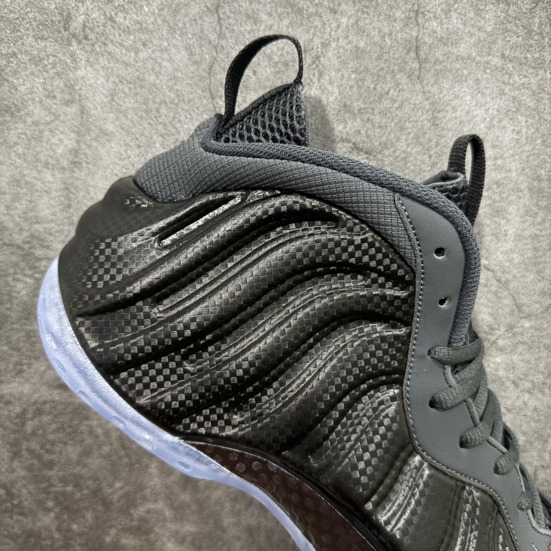 图片[7]-【莞产纯原】NK Air Foamposite One 市售最强品质 莞产顶级品质 碳纤维黑喷 2025 喷泡 HF2902-002 莞产原底面 公司渠道同模具 鞋型发泡360度无死角 双层Zoom气垫植入 中底完美注胶 搭载原厂碳纤维材质 诞生于1997年的NK Air Foamposite系列可以说是整个球鞋历史上最为经典的系列之一 也就是我们常说的“喷”和“泡” 其中“喷”由Foamposite One代言人Penny的英文音译而来 而“泡”则来源于另一款鞋型 Foamposite Pro中\”pro\”的音译 在诞生初期 由于高昂的造价以及超前的外形 Foamposite系列的反对者不在少数 甚至有人认为这款鞋会毁掉整个球鞋行业 但事实证明这双灵感来自于甲虫 自带“黑科技”鞋面以及双层Zoom+大块碳板的太空球鞋不仅受到了大众的接受与追捧 并且成功的影响了篮球鞋的发展 尺码：40 40.5 41 42 42.5 43 44 44.5 45 46 47.5-选品中心