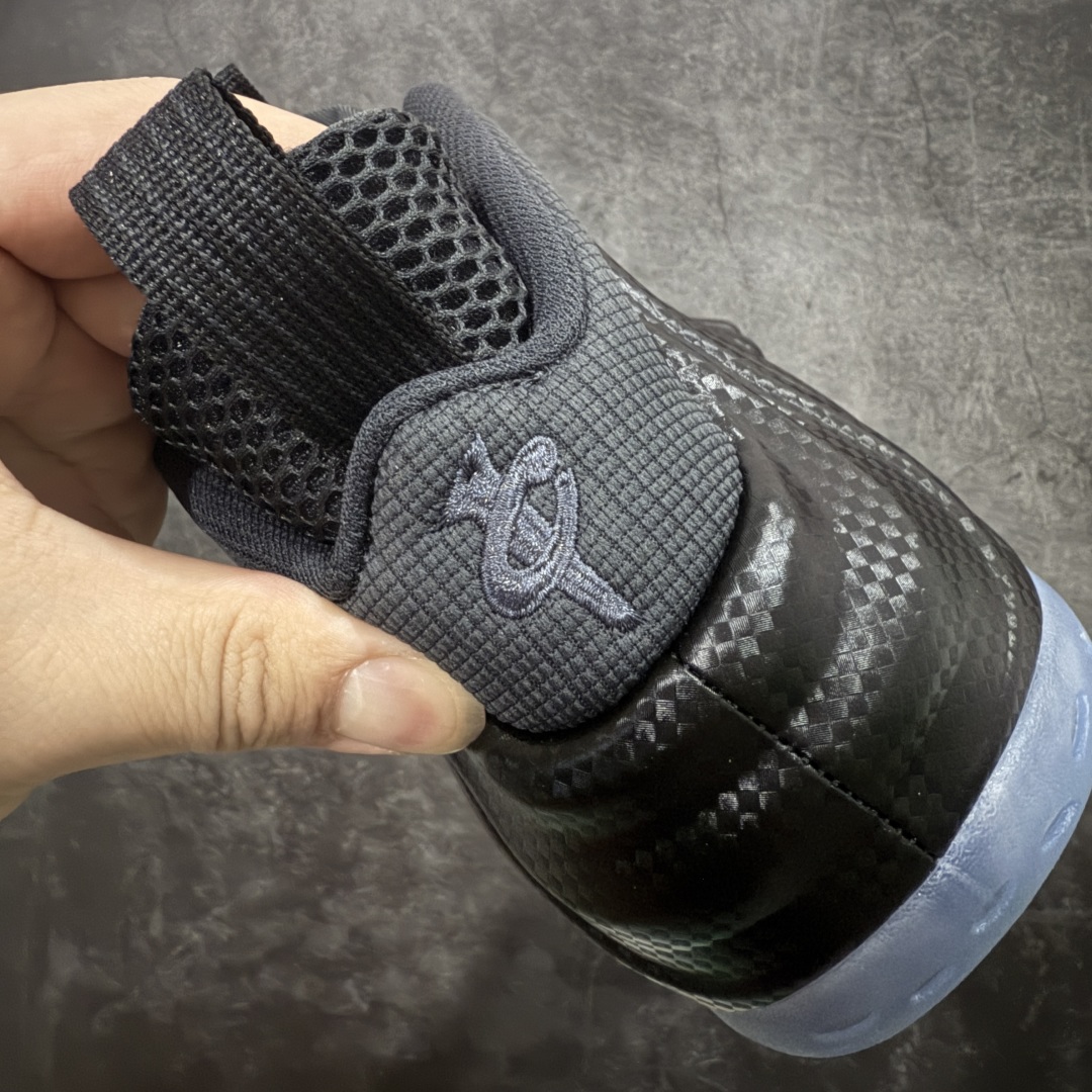图片[2]-【莞产纯原】NK Air Foamposite One 市售最强品质 莞产顶级品质 碳纤维黑喷 2025 喷泡 HF2902-002 莞产原底面 公司渠道同模具 鞋型发泡360度无死角 双层Zoom气垫植入 中底完美注胶 搭载原厂碳纤维材质 诞生于1997年的NK Air Foamposite系列可以说是整个球鞋历史上最为经典的系列之一 也就是我们常说的“喷”和“泡” 其中“喷”由Foamposite One代言人Penny的英文音译而来 而“泡”则来源于另一款鞋型 Foamposite Pro中\”pro\”的音译 在诞生初期 由于高昂的造价以及超前的外形 Foamposite系列的反对者不在少数 甚至有人认为这款鞋会毁掉整个球鞋行业 但事实证明这双灵感来自于甲虫 自带“黑科技”鞋面以及双层Zoom+大块碳板的太空球鞋不仅受到了大众的接受与追捧 并且成功的影响了篮球鞋的发展 尺码：40 40.5 41 42 42.5 43 44 44.5 45 46 47.5-选品中心