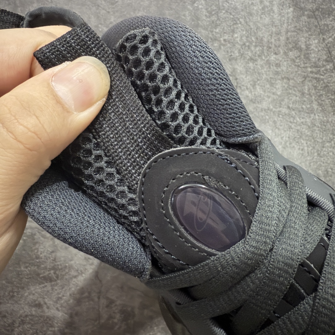 图片[6]-【莞产纯原】NK Air Foamposite One 市售最强品质 莞产顶级品质 碳纤维黑喷 2025 喷泡 HF2902-002 莞产原底面 公司渠道同模具 鞋型发泡360度无死角 双层Zoom气垫植入 中底完美注胶 搭载原厂碳纤维材质 诞生于1997年的NK Air Foamposite系列可以说是整个球鞋历史上最为经典的系列之一 也就是我们常说的“喷”和“泡” 其中“喷”由Foamposite One代言人Penny的英文音译而来 而“泡”则来源于另一款鞋型 Foamposite Pro中\”pro\”的音译 在诞生初期 由于高昂的造价以及超前的外形 Foamposite系列的反对者不在少数 甚至有人认为这款鞋会毁掉整个球鞋行业 但事实证明这双灵感来自于甲虫 自带“黑科技”鞋面以及双层Zoom+大块碳板的太空球鞋不仅受到了大众的接受与追捧 并且成功的影响了篮球鞋的发展 尺码：40 40.5 41 42 42.5 43 44 44.5 45 46 47.5-选品中心
