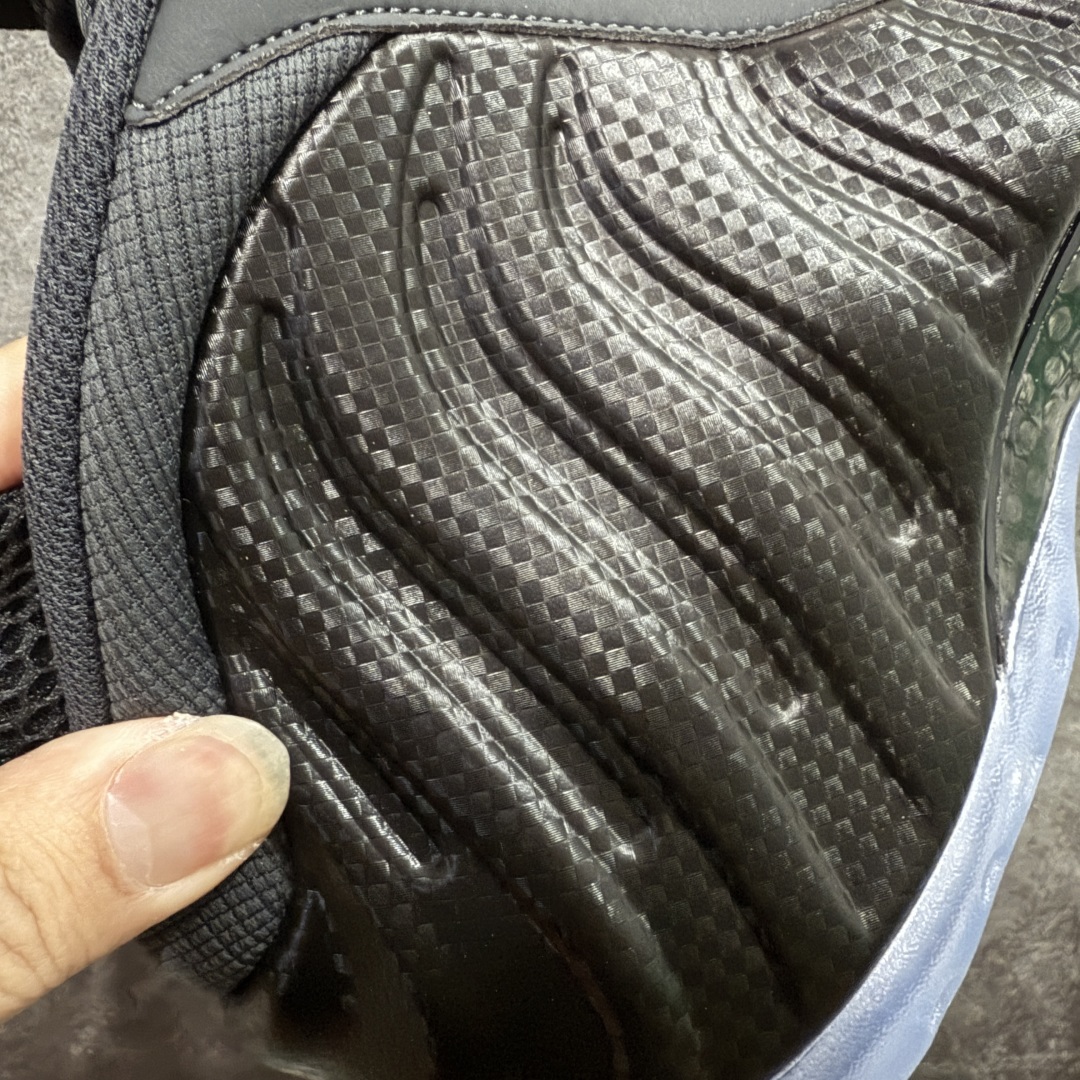 图片[3]-【莞产纯原】NK Air Foamposite One 市售最强品质 莞产顶级品质 碳纤维黑喷 2025 喷泡 HF2902-002 莞产原底面 公司渠道同模具 鞋型发泡360度无死角 双层Zoom气垫植入 中底完美注胶 搭载原厂碳纤维材质 诞生于1997年的NK Air Foamposite系列可以说是整个球鞋历史上最为经典的系列之一 也就是我们常说的“喷”和“泡” 其中“喷”由Foamposite One代言人Penny的英文音译而来 而“泡”则来源于另一款鞋型 Foamposite Pro中\”pro\”的音译 在诞生初期 由于高昂的造价以及超前的外形 Foamposite系列的反对者不在少数 甚至有人认为这款鞋会毁掉整个球鞋行业 但事实证明这双灵感来自于甲虫 自带“黑科技”鞋面以及双层Zoom+大块碳板的太空球鞋不仅受到了大众的接受与追捧 并且成功的影响了篮球鞋的发展 尺码：40 40.5 41 42 42.5 43 44 44.5 45 46 47.5-选品中心
