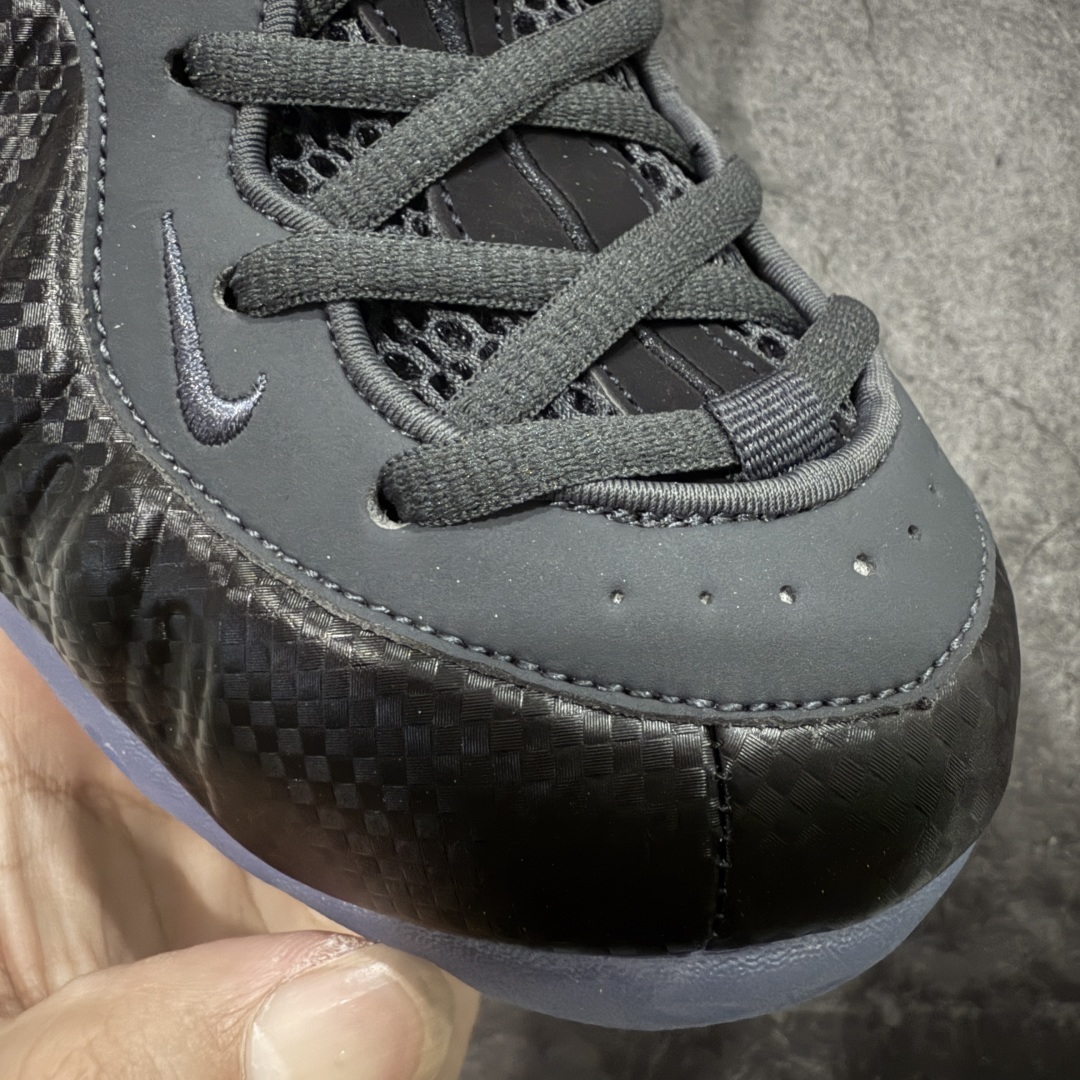 图片[5]-【莞产纯原】NK Air Foamposite One 市售最强品质 莞产顶级品质 碳纤维黑喷 2025 喷泡 HF2902-002 莞产原底面 公司渠道同模具 鞋型发泡360度无死角 双层Zoom气垫植入 中底完美注胶 搭载原厂碳纤维材质 诞生于1997年的NK Air Foamposite系列可以说是整个球鞋历史上最为经典的系列之一 也就是我们常说的“喷”和“泡” 其中“喷”由Foamposite One代言人Penny的英文音译而来 而“泡”则来源于另一款鞋型 Foamposite Pro中\”pro\”的音译 在诞生初期 由于高昂的造价以及超前的外形 Foamposite系列的反对者不在少数 甚至有人认为这款鞋会毁掉整个球鞋行业 但事实证明这双灵感来自于甲虫 自带“黑科技”鞋面以及双层Zoom+大块碳板的太空球鞋不仅受到了大众的接受与追捧 并且成功的影响了篮球鞋的发展 尺码：40 40.5 41 42 42.5 43 44 44.5 45 46 47.5-选品中心