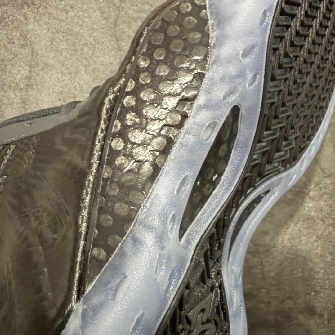 图片[4]-【莞产纯原】NK Air Foamposite One 市售最强品质 莞产顶级品质 碳纤维黑喷 2025 喷泡 HF2902-002 莞产原底面 公司渠道同模具 鞋型发泡360度无死角 双层Zoom气垫植入 中底完美注胶 搭载原厂碳纤维材质 诞生于1997年的NK Air Foamposite系列可以说是整个球鞋历史上最为经典的系列之一 也就是我们常说的“喷”和“泡” 其中“喷”由Foamposite One代言人Penny的英文音译而来 而“泡”则来源于另一款鞋型 Foamposite Pro中\”pro\”的音译 在诞生初期 由于高昂的造价以及超前的外形 Foamposite系列的反对者不在少数 甚至有人认为这款鞋会毁掉整个球鞋行业 但事实证明这双灵感来自于甲虫 自带“黑科技”鞋面以及双层Zoom+大块碳板的太空球鞋不仅受到了大众的接受与追捧 并且成功的影响了篮球鞋的发展 尺码：40 40.5 41 42 42.5 43 44 44.5 45 46 47.5-选品中心