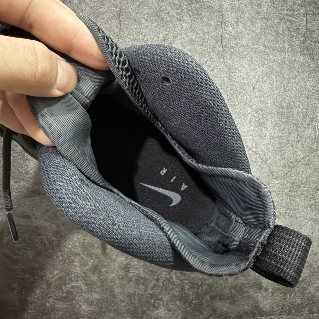 图片[7]-【莞产纯原】NK Air Foamposite One 市售最强品质 莞产顶级品质 碳纤维黑喷 2025 喷泡 HF2902-002 莞产原底面 公司渠道同模具 鞋型发泡360度无死角 双层Zoom气垫植入 中底完美注胶 搭载原厂碳纤维材质 诞生于1997年的NK Air Foamposite系列可以说是整个球鞋历史上最为经典的系列之一 也就是我们常说的“喷”和“泡” 其中“喷”由Foamposite One代言人Penny的英文音译而来 而“泡”则来源于另一款鞋型 Foamposite Pro中\”pro\”的音译 在诞生初期 由于高昂的造价以及超前的外形 Foamposite系列的反对者不在少数 甚至有人认为这款鞋会毁掉整个球鞋行业 但事实证明这双灵感来自于甲虫 自带“黑科技”鞋面以及双层Zoom+大块碳板的太空球鞋不仅受到了大众的接受与追捧 并且成功的影响了篮球鞋的发展 尺码：40 40.5 41 42 42.5 43 44 44.5 45 46 47.5-选品中心