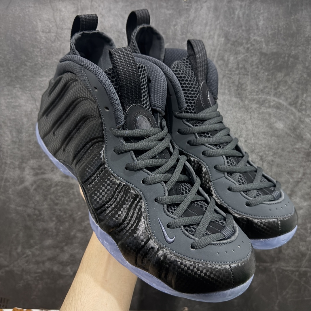 【莞产纯原】NK Air Foamposite One 市售最强品质 莞产顶级品质 碳纤维黑喷 2025 喷泡 HF2902-002 莞产原底面 公司渠道同模具 鞋型发泡360度无死角 双层Zoom气垫植入 中底完美注胶 搭载原厂碳纤维材质 诞生于1997年的NK Air Foamposite系列可以说是整个球鞋历史上最为经典的系列之一 也就是我们常说的“喷”和“泡” 其中“喷”由Foamposite One代言人Penny的英文音译而来 而“泡”则来源于另一款鞋型 Foamposite Pro中\