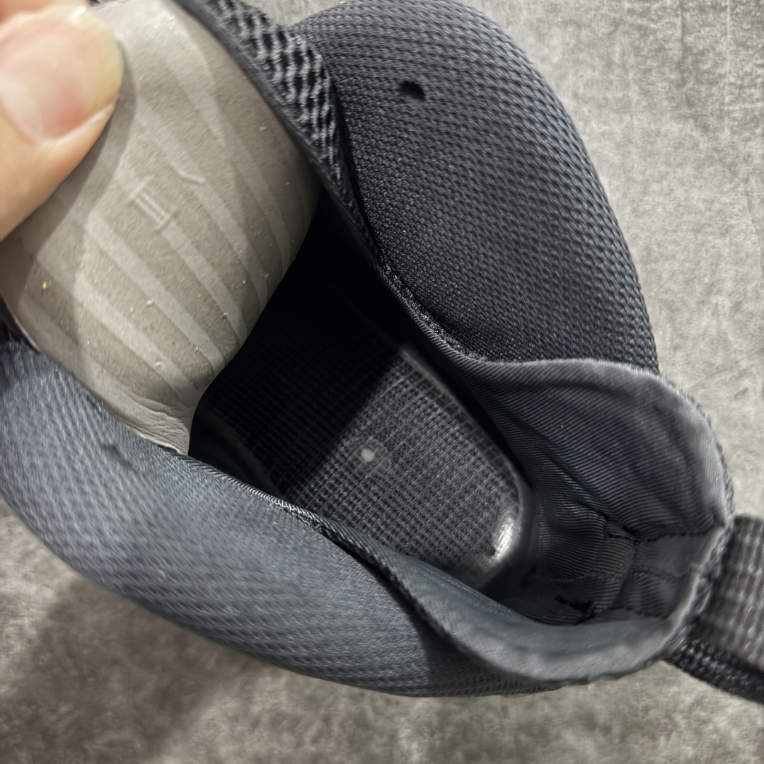 图片[9]-【莞产纯原】NK Air Foamposite One 市售最强品质 莞产顶级品质 碳纤维黑喷 2025 喷泡 HF2902-002 莞产原底面 公司渠道同模具 鞋型发泡360度无死角 双层Zoom气垫植入 中底完美注胶 搭载原厂碳纤维材质 诞生于1997年的NK Air Foamposite系列可以说是整个球鞋历史上最为经典的系列之一 也就是我们常说的“喷”和“泡” 其中“喷”由Foamposite One代言人Penny的英文音译而来 而“泡”则来源于另一款鞋型 Foamposite Pro中\”pro\”的音译 在诞生初期 由于高昂的造价以及超前的外形 Foamposite系列的反对者不在少数 甚至有人认为这款鞋会毁掉整个球鞋行业 但事实证明这双灵感来自于甲虫 自带“黑科技”鞋面以及双层Zoom+大块碳板的太空球鞋不仅受到了大众的接受与追捧 并且成功的影响了篮球鞋的发展 尺码：40 40.5 41 42 42.5 43 44 44.5 45 46 47.5-选品中心