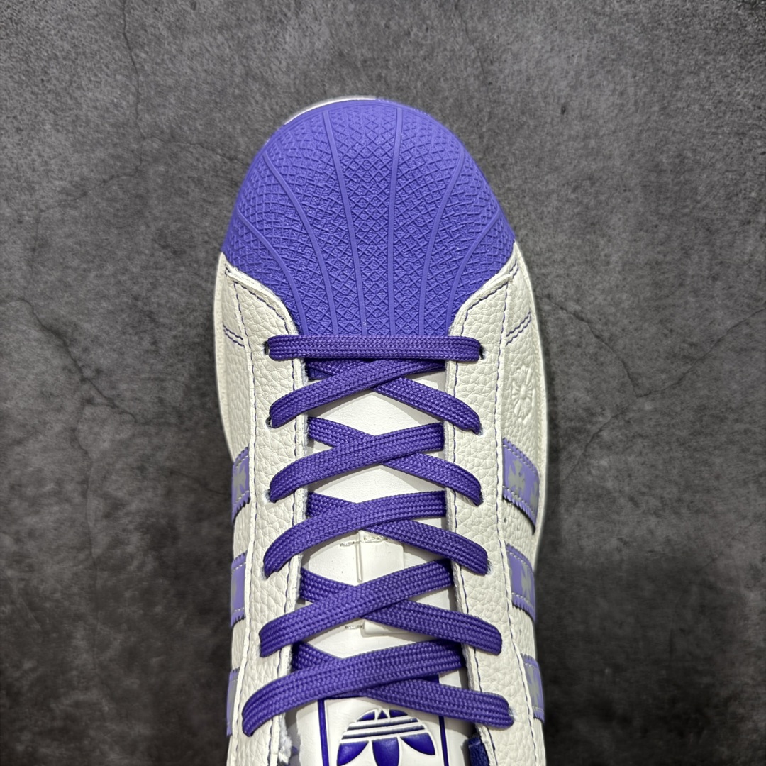 图片[5]-【定制版】Adidas Superstar “克罗心联名- 白紫克罗心印花”经典贝壳头造型，搭配米白与藏蓝的清爽配色 高端定制 低帮休闲板鞋 定制鞋盒 大厂纯原品质出货 超高清洁度 皮料切割干净无任何毛边 细节完美 货号：DS0021 尺码： 36 36.5 37.5 38 38.5 39 40 40.5 41 42 42.5 43 44 44.5 45-选品中心