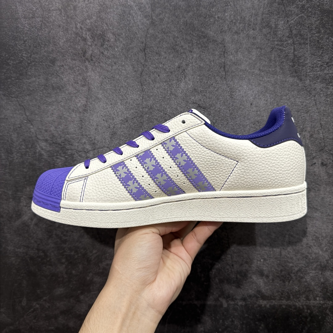 图片[2]-【定制版】Adidas Superstar “克罗心联名- 白紫克罗心印花”经典贝壳头造型，搭配米白与藏蓝的清爽配色 高端定制 低帮休闲板鞋 定制鞋盒 大厂纯原品质出货 超高清洁度 皮料切割干净无任何毛边 细节完美 货号：DS0021 尺码： 36 36.5 37.5 38 38.5 39 40 40.5 41 42 42.5 43 44 44.5 45-选品中心