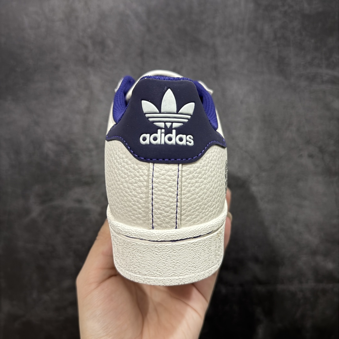 图片[4]-【定制版】Adidas Superstar “克罗心联名- 白紫克罗心印花”经典贝壳头造型，搭配米白与藏蓝的清爽配色 高端定制 低帮休闲板鞋 定制鞋盒 大厂纯原品质出货 超高清洁度 皮料切割干净无任何毛边 细节完美 货号：DS0021 尺码： 36 36.5 37.5 38 38.5 39 40 40.5 41 42 42.5 43 44 44.5 45-选品中心