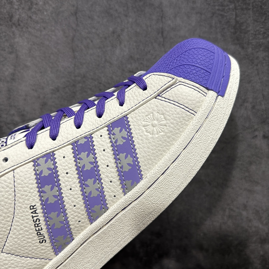 图片[6]-【定制版】Adidas Superstar “克罗心联名- 白紫克罗心印花”经典贝壳头造型，搭配米白与藏蓝的清爽配色 高端定制 低帮休闲板鞋 定制鞋盒 大厂纯原品质出货 超高清洁度 皮料切割干净无任何毛边 细节完美 货号：DS0021 尺码： 36 36.5 37.5 38 38.5 39 40 40.5 41 42 42.5 43 44 44.5 45-选品中心