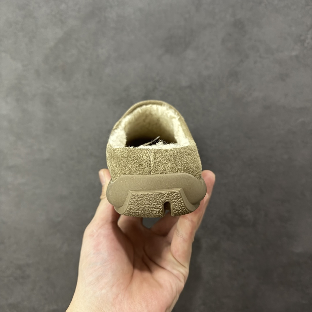 图片[4]-【SP顶级版】UGG NITA 一脚蹬拖鞋 秋冬羊毛一体雪地靴 W/1166210 原代工厂隆丰A级真羊毛皮一体完全遵循正平正品，精选A级羊皮毛一体材质，内里毛绒如云朵般包裹双脚，白带恒温属性一寒锁温抗冻，股季透气排湿，让双脚时刻处于干爽舒适的状态，轻量化设计搭配柔韧鞋底，每一步都似踩在软垫上，再加上贴合足型的弧度与足跟支撑，无论是居家休憩,外出通勤还是日常跑腿，全天行走也无负担。 从经典高筒靴到简约拖鞋，从基础中性色到潮流设计，既能与牛仔裤、卫衣打造随性日常，也能搭配裙子、男女同款更能轻松适配情侣穿搭。 优质羊皮毛天生耐磨损，搭配扎实工艺与防水科技加持，能抵御日常磨损与雨雪侵袭。一双穿数年仍能保持柔软质感💪🏻 尺码：35-40-选品中心