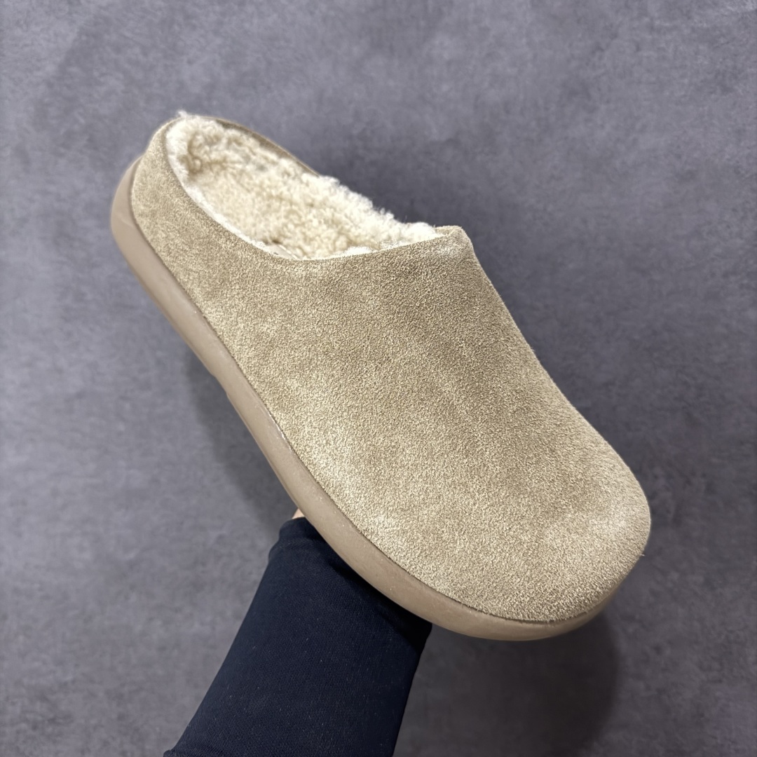 图片[3]-【SP顶级版】UGG NITA 一脚蹬拖鞋 秋冬羊毛一体雪地靴 W/1166210 原代工厂隆丰A级真羊毛皮一体完全遵循正平正品，精选A级羊皮毛一体材质，内里毛绒如云朵般包裹双脚，白带恒温属性一寒锁温抗冻，股季透气排湿，让双脚时刻处于干爽舒适的状态，轻量化设计搭配柔韧鞋底，每一步都似踩在软垫上，再加上贴合足型的弧度与足跟支撑，无论是居家休憩,外出通勤还是日常跑腿，全天行走也无负担。 从经典高筒靴到简约拖鞋，从基础中性色到潮流设计，既能与牛仔裤、卫衣打造随性日常，也能搭配裙子、男女同款更能轻松适配情侣穿搭。 优质羊皮毛天生耐磨损，搭配扎实工艺与防水科技加持，能抵御日常磨损与雨雪侵袭。一双穿数年仍能保持柔软质感💪🏻 尺码：35-40-选品中心