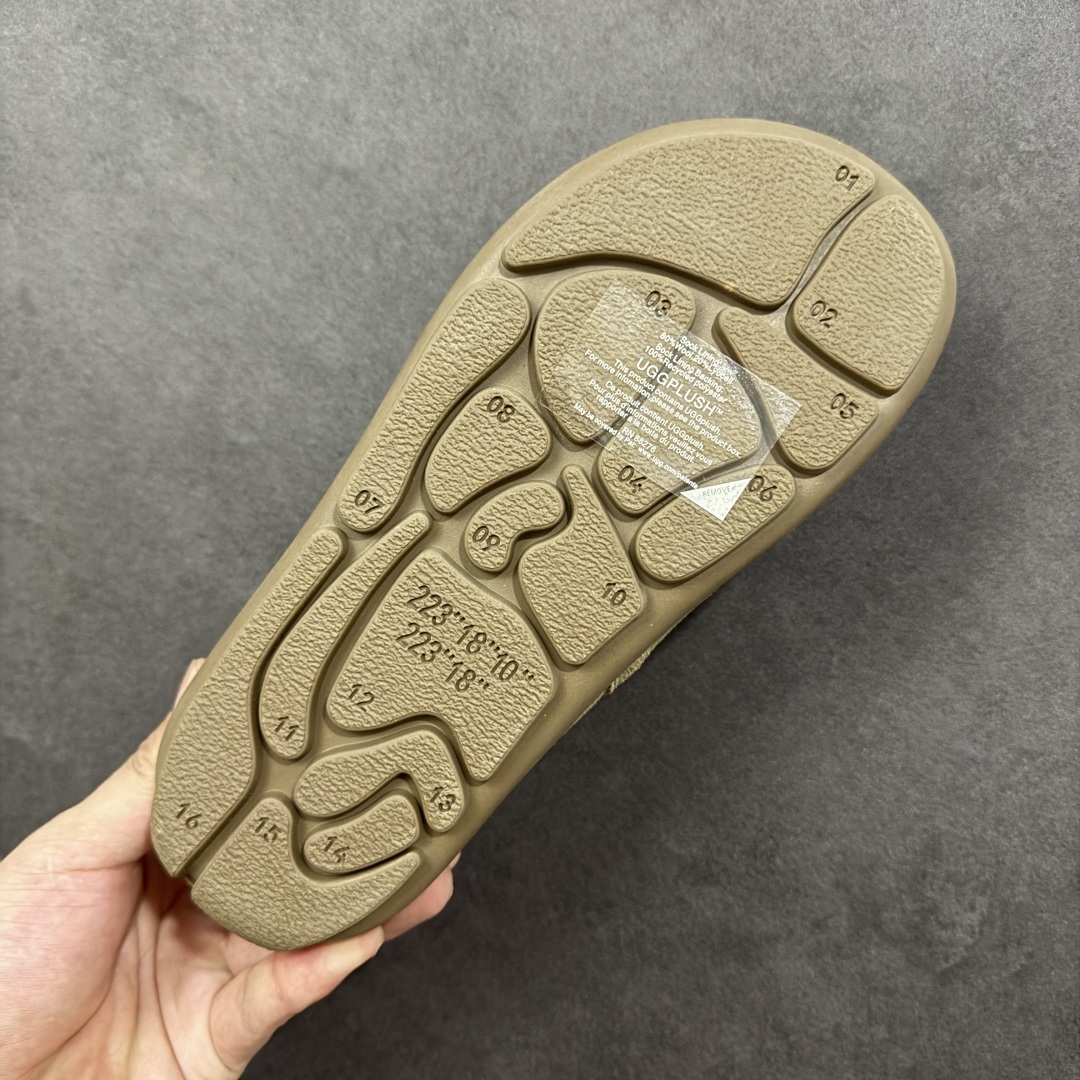 图片[9]-【SP顶级版】UGG NITA 一脚蹬拖鞋 秋冬羊毛一体雪地靴 W/1166210 原代工厂隆丰A级真羊毛皮一体完全遵循正平正品，精选A级羊皮毛一体材质，内里毛绒如云朵般包裹双脚，白带恒温属性一寒锁温抗冻，股季透气排湿，让双脚时刻处于干爽舒适的状态，轻量化设计搭配柔韧鞋底，每一步都似踩在软垫上，再加上贴合足型的弧度与足跟支撑，无论是居家休憩,外出通勤还是日常跑腿，全天行走也无负担。 从经典高筒靴到简约拖鞋，从基础中性色到潮流设计，既能与牛仔裤、卫衣打造随性日常，也能搭配裙子、男女同款更能轻松适配情侣穿搭。 优质羊皮毛天生耐磨损，搭配扎实工艺与防水科技加持，能抵御日常磨损与雨雪侵袭。一双穿数年仍能保持柔软质感💪🏻 尺码：35-40-选品中心