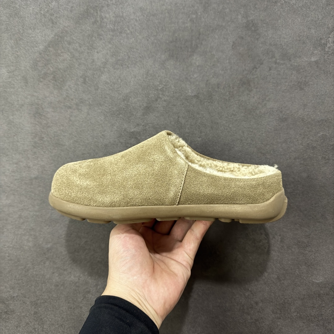 图片[2]-【SP顶级版】UGG NITA 一脚蹬拖鞋 秋冬羊毛一体雪地靴 W/1166210 原代工厂隆丰A级真羊毛皮一体完全遵循正平正品，精选A级羊皮毛一体材质，内里毛绒如云朵般包裹双脚，白带恒温属性一寒锁温抗冻，股季透气排湿，让双脚时刻处于干爽舒适的状态，轻量化设计搭配柔韧鞋底，每一步都似踩在软垫上，再加上贴合足型的弧度与足跟支撑，无论是居家休憩,外出通勤还是日常跑腿，全天行走也无负担。 从经典高筒靴到简约拖鞋，从基础中性色到潮流设计，既能与牛仔裤、卫衣打造随性日常，也能搭配裙子、男女同款更能轻松适配情侣穿搭。 优质羊皮毛天生耐磨损，搭配扎实工艺与防水科技加持，能抵御日常磨损与雨雪侵袭。一双穿数年仍能保持柔软质感💪🏻 尺码：35-40-选品中心