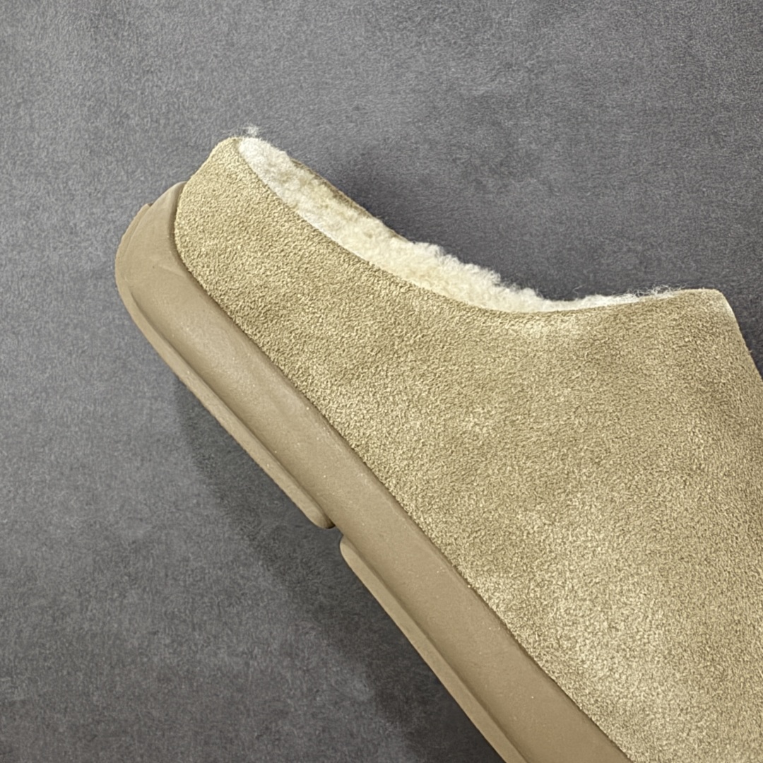 图片[6]-【SP顶级版】UGG NITA 一脚蹬拖鞋 秋冬羊毛一体雪地靴 W/1166210 原代工厂隆丰A级真羊毛皮一体完全遵循正平正品，精选A级羊皮毛一体材质，内里毛绒如云朵般包裹双脚，白带恒温属性一寒锁温抗冻，股季透气排湿，让双脚时刻处于干爽舒适的状态，轻量化设计搭配柔韧鞋底，每一步都似踩在软垫上，再加上贴合足型的弧度与足跟支撑，无论是居家休憩,外出通勤还是日常跑腿，全天行走也无负担。 从经典高筒靴到简约拖鞋，从基础中性色到潮流设计，既能与牛仔裤、卫衣打造随性日常，也能搭配裙子、男女同款更能轻松适配情侣穿搭。 优质羊皮毛天生耐磨损，搭配扎实工艺与防水科技加持，能抵御日常磨损与雨雪侵袭。一双穿数年仍能保持柔软质感💪🏻 尺码：35-40-选品中心