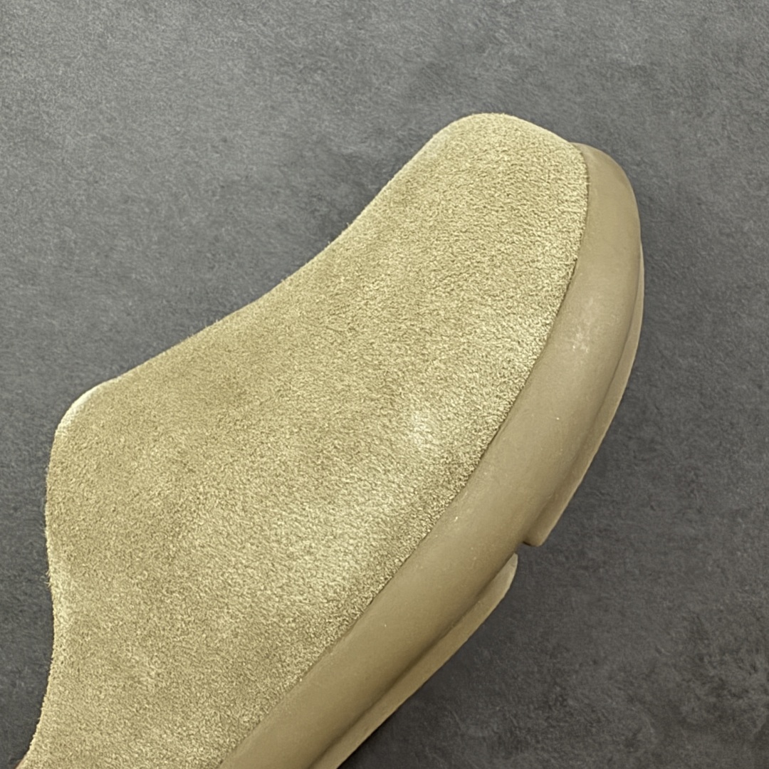 图片[5]-【SP顶级版】UGG NITA 一脚蹬拖鞋 秋冬羊毛一体雪地靴 W/1166210 原代工厂隆丰A级真羊毛皮一体完全遵循正平正品，精选A级羊皮毛一体材质，内里毛绒如云朵般包裹双脚，白带恒温属性一寒锁温抗冻，股季透气排湿，让双脚时刻处于干爽舒适的状态，轻量化设计搭配柔韧鞋底，每一步都似踩在软垫上，再加上贴合足型的弧度与足跟支撑，无论是居家休憩,外出通勤还是日常跑腿，全天行走也无负担。 从经典高筒靴到简约拖鞋，从基础中性色到潮流设计，既能与牛仔裤、卫衣打造随性日常，也能搭配裙子、男女同款更能轻松适配情侣穿搭。 优质羊皮毛天生耐磨损，搭配扎实工艺与防水科技加持，能抵御日常磨损与雨雪侵袭。一双穿数年仍能保持柔软质感💪🏻 尺码：35-40-选品中心