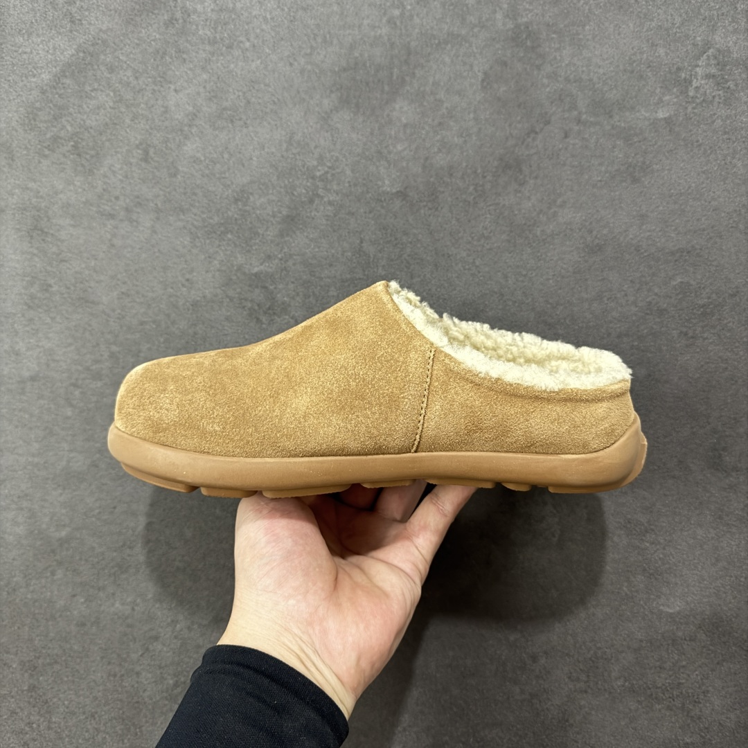 图片[2]-【SP顶级版】UGG NITA 一脚蹬拖鞋 秋冬羊毛一体雪地靴 W/1166210 原代工厂隆丰A级真羊毛皮一体完全遵循正平正品，精选A级羊皮毛一体材质，内里毛绒如云朵般包裹双脚，白带恒温属性一寒锁温抗冻，股季透气排湿，让双脚时刻处于干爽舒适的状态，轻量化设计搭配柔韧鞋底，每一步都似踩在软垫上，再加上贴合足型的弧度与足跟支撑，无论是居家休憩,外出通勤还是日常跑腿，全天行走也无负担。 从经典高筒靴到简约拖鞋，从基础中性色到潮流设计，既能与牛仔裤、卫衣打造随性日常，也能搭配裙子、男女同款更能轻松适配情侣穿搭。 优质羊皮毛天生耐磨损，搭配扎实工艺与防水科技加持，能抵御日常磨损与雨雪侵袭。一双穿数年仍能保持柔软质感💪🏻 尺码：35-40-选品中心