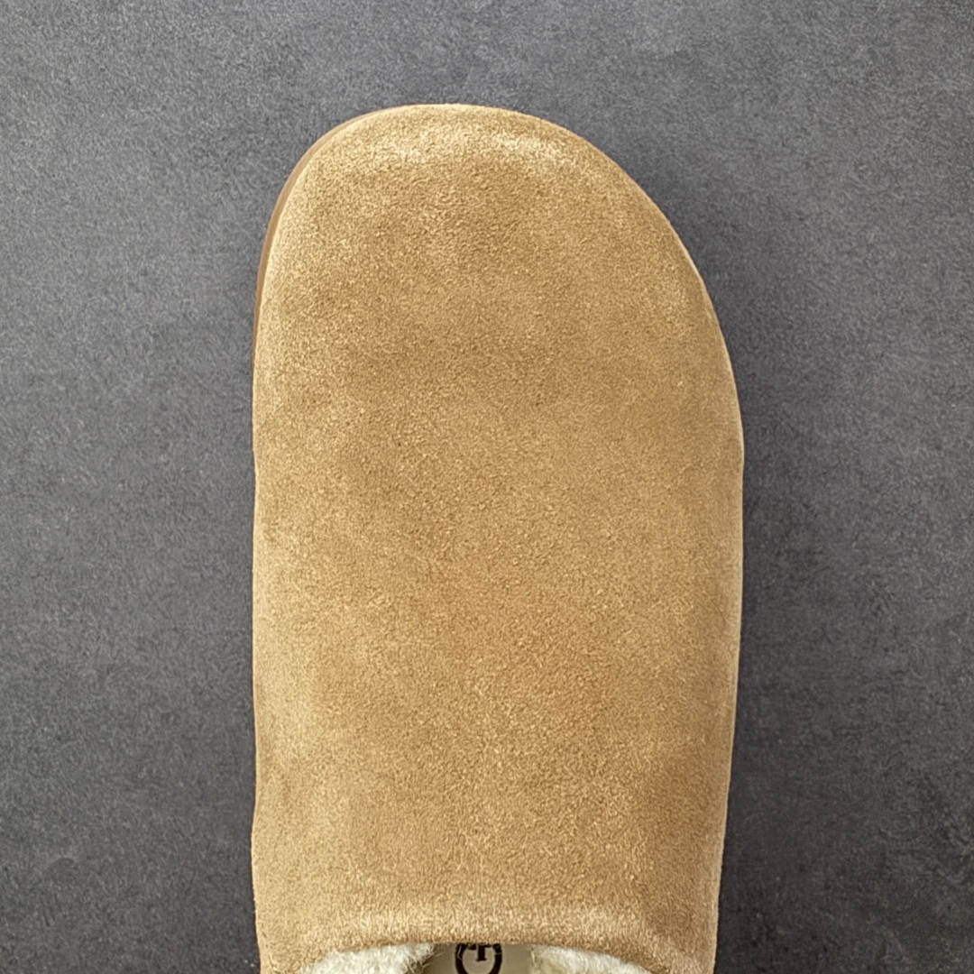 图片[8]-【SP顶级版】UGG NITA 一脚蹬拖鞋 秋冬羊毛一体雪地靴 W/1166210 原代工厂隆丰A级真羊毛皮一体完全遵循正平正品，精选A级羊皮毛一体材质，内里毛绒如云朵般包裹双脚，白带恒温属性一寒锁温抗冻，股季透气排湿，让双脚时刻处于干爽舒适的状态，轻量化设计搭配柔韧鞋底，每一步都似踩在软垫上，再加上贴合足型的弧度与足跟支撑，无论是居家休憩,外出通勤还是日常跑腿，全天行走也无负担。 从经典高筒靴到简约拖鞋，从基础中性色到潮流设计，既能与牛仔裤、卫衣打造随性日常，也能搭配裙子、男女同款更能轻松适配情侣穿搭。 优质羊皮毛天生耐磨损，搭配扎实工艺与防水科技加持，能抵御日常磨损与雨雪侵袭。一双穿数年仍能保持柔软质感💪🏻 尺码：35-40-选品中心