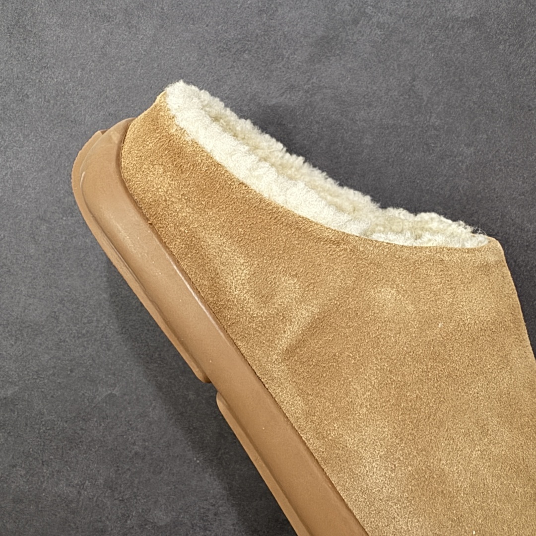 图片[6]-【SP顶级版】UGG NITA 一脚蹬拖鞋 秋冬羊毛一体雪地靴 W/1166210 原代工厂隆丰A级真羊毛皮一体完全遵循正平正品，精选A级羊皮毛一体材质，内里毛绒如云朵般包裹双脚，白带恒温属性一寒锁温抗冻，股季透气排湿，让双脚时刻处于干爽舒适的状态，轻量化设计搭配柔韧鞋底，每一步都似踩在软垫上，再加上贴合足型的弧度与足跟支撑，无论是居家休憩,外出通勤还是日常跑腿，全天行走也无负担。 从经典高筒靴到简约拖鞋，从基础中性色到潮流设计，既能与牛仔裤、卫衣打造随性日常，也能搭配裙子、男女同款更能轻松适配情侣穿搭。 优质羊皮毛天生耐磨损，搭配扎实工艺与防水科技加持，能抵御日常磨损与雨雪侵袭。一双穿数年仍能保持柔软质感💪🏻 尺码：35-40-选品中心