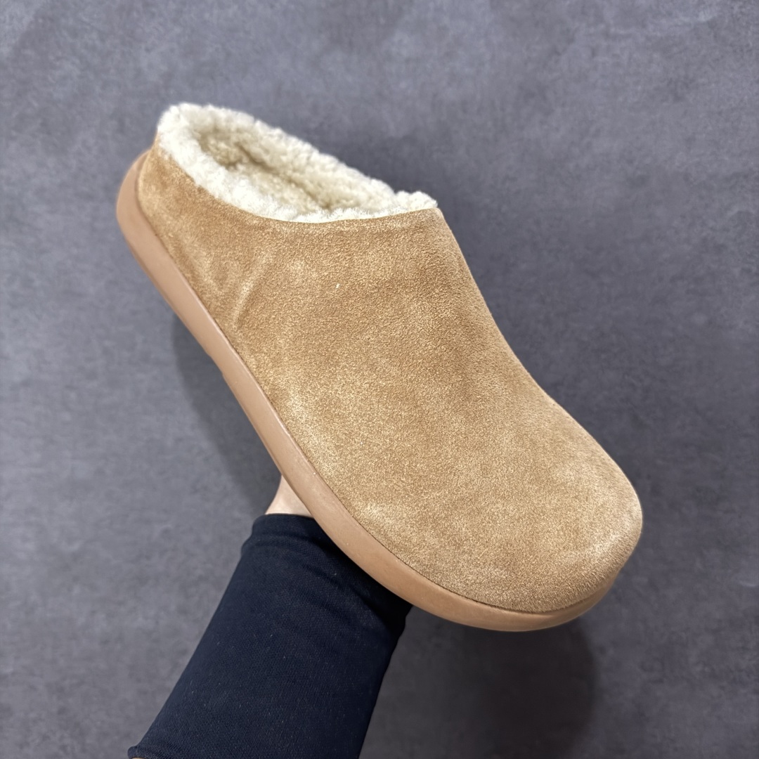 图片[3]-【SP顶级版】UGG NITA 一脚蹬拖鞋 秋冬羊毛一体雪地靴 W/1166210 原代工厂隆丰A级真羊毛皮一体完全遵循正平正品，精选A级羊皮毛一体材质，内里毛绒如云朵般包裹双脚，白带恒温属性一寒锁温抗冻，股季透气排湿，让双脚时刻处于干爽舒适的状态，轻量化设计搭配柔韧鞋底，每一步都似踩在软垫上，再加上贴合足型的弧度与足跟支撑，无论是居家休憩,外出通勤还是日常跑腿，全天行走也无负担。 从经典高筒靴到简约拖鞋，从基础中性色到潮流设计，既能与牛仔裤、卫衣打造随性日常，也能搭配裙子、男女同款更能轻松适配情侣穿搭。 优质羊皮毛天生耐磨损，搭配扎实工艺与防水科技加持，能抵御日常磨损与雨雪侵袭。一双穿数年仍能保持柔软质感💪🏻 尺码：35-40-选品中心