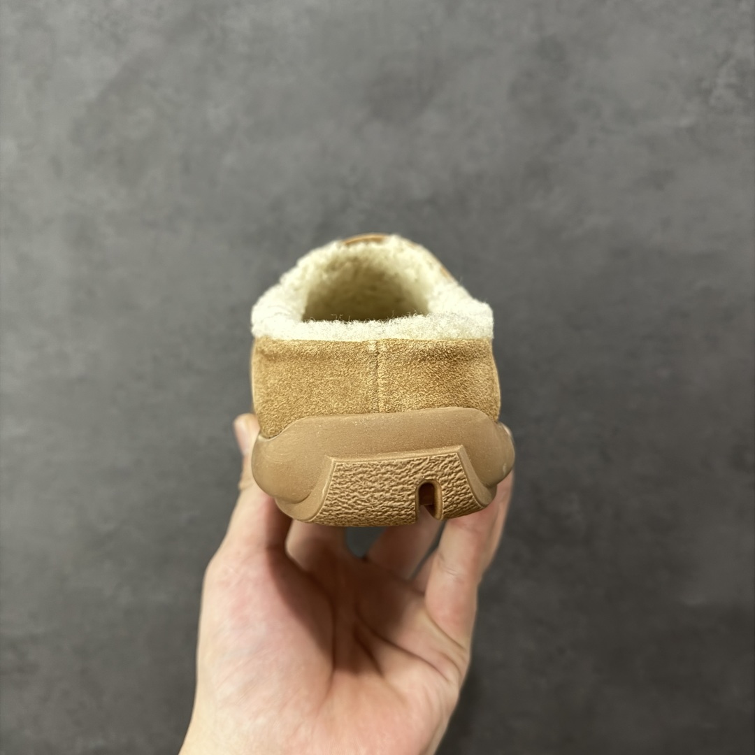 图片[4]-【SP顶级版】UGG NITA 一脚蹬拖鞋 秋冬羊毛一体雪地靴 W/1166210 原代工厂隆丰A级真羊毛皮一体完全遵循正平正品，精选A级羊皮毛一体材质，内里毛绒如云朵般包裹双脚，白带恒温属性一寒锁温抗冻，股季透气排湿，让双脚时刻处于干爽舒适的状态，轻量化设计搭配柔韧鞋底，每一步都似踩在软垫上，再加上贴合足型的弧度与足跟支撑，无论是居家休憩,外出通勤还是日常跑腿，全天行走也无负担。 从经典高筒靴到简约拖鞋，从基础中性色到潮流设计，既能与牛仔裤、卫衣打造随性日常，也能搭配裙子、男女同款更能轻松适配情侣穿搭。 优质羊皮毛天生耐磨损，搭配扎实工艺与防水科技加持，能抵御日常磨损与雨雪侵袭。一双穿数年仍能保持柔软质感💪🏻 尺码：35-40-选品中心