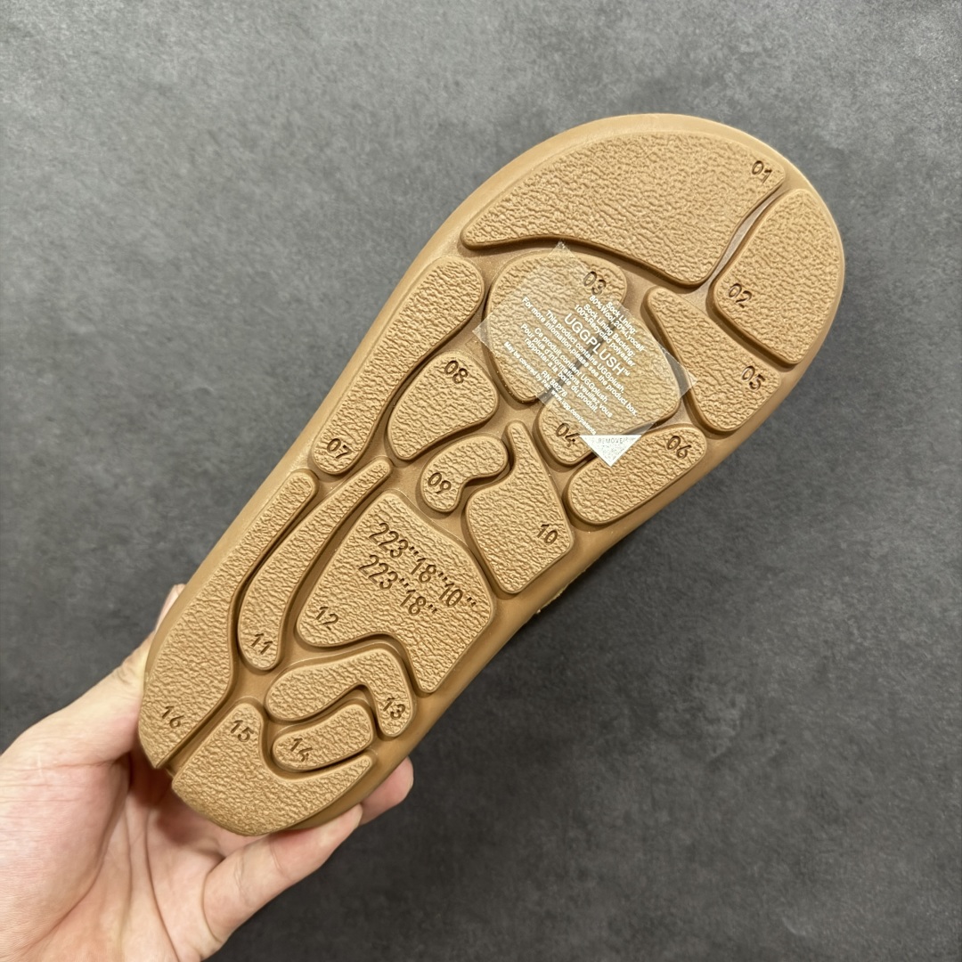 图片[9]-【SP顶级版】UGG NITA 一脚蹬拖鞋 秋冬羊毛一体雪地靴 W/1166210 原代工厂隆丰A级真羊毛皮一体完全遵循正平正品，精选A级羊皮毛一体材质，内里毛绒如云朵般包裹双脚，白带恒温属性一寒锁温抗冻，股季透气排湿，让双脚时刻处于干爽舒适的状态，轻量化设计搭配柔韧鞋底，每一步都似踩在软垫上，再加上贴合足型的弧度与足跟支撑，无论是居家休憩,外出通勤还是日常跑腿，全天行走也无负担。 从经典高筒靴到简约拖鞋，从基础中性色到潮流设计，既能与牛仔裤、卫衣打造随性日常，也能搭配裙子、男女同款更能轻松适配情侣穿搭。 优质羊皮毛天生耐磨损，搭配扎实工艺与防水科技加持，能抵御日常磨损与雨雪侵袭。一双穿数年仍能保持柔软质感💪🏻 尺码：35-40-选品中心