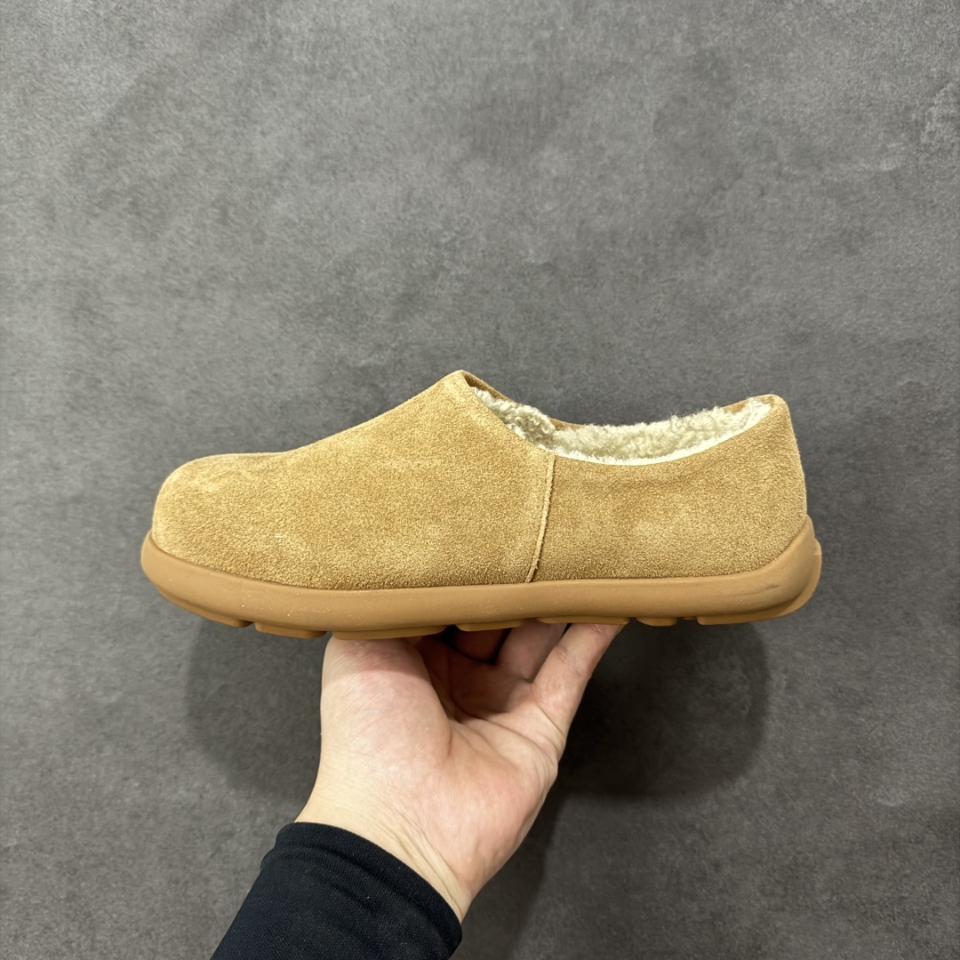 图片[2]-【SP顶级版】UGG NITA 低帮秋冬羊毛一体雪地靴 W/1166211 原代工厂隆丰A级真羊毛皮一体完全遵循正平正品，精选A级羊皮毛一体材质，内里毛绒如云朵般包裹双脚，白带恒温属性一寒锁温抗冻，股季透气排湿，让双脚时刻处于干爽舒适的状态，轻量化设计搭配柔韧鞋底，每一步都似踩在软垫上，再加上贴合足型的弧度与足跟支撑，无论是居家休憩,外出通勤还是日常跑腿，全天行走也无负担。 从经典高筒靴到简约拖鞋，从基础中性色到潮流设计，既能与牛仔裤、卫衣打造随性日常，也能搭配裙子、男女同款更能轻松适配情侣穿搭。 优质羊皮毛天生耐磨损，搭配扎实工艺与防水科技加持，能抵御日常磨损与雨雪侵袭。一双穿数年仍能保持柔软质感💪🏻 尺码：35-40-选品中心