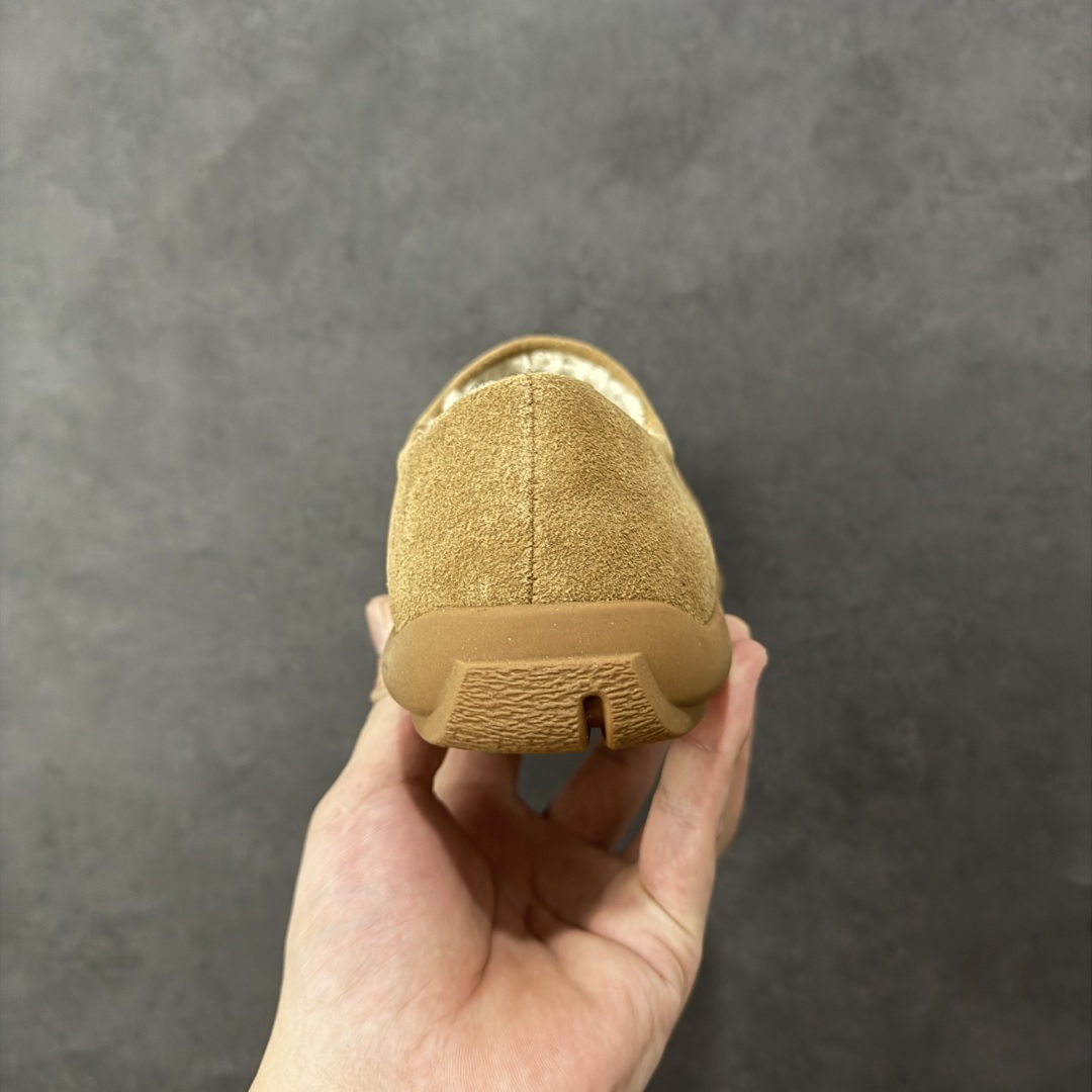 图片[4]-【SP顶级版】UGG NITA 低帮秋冬羊毛一体雪地靴 W/1166211 原代工厂隆丰A级真羊毛皮一体完全遵循正平正品，精选A级羊皮毛一体材质，内里毛绒如云朵般包裹双脚，白带恒温属性一寒锁温抗冻，股季透气排湿，让双脚时刻处于干爽舒适的状态，轻量化设计搭配柔韧鞋底，每一步都似踩在软垫上，再加上贴合足型的弧度与足跟支撑，无论是居家休憩,外出通勤还是日常跑腿，全天行走也无负担。 从经典高筒靴到简约拖鞋，从基础中性色到潮流设计，既能与牛仔裤、卫衣打造随性日常，也能搭配裙子、男女同款更能轻松适配情侣穿搭。 优质羊皮毛天生耐磨损，搭配扎实工艺与防水科技加持，能抵御日常磨损与雨雪侵袭。一双穿数年仍能保持柔软质感💪🏻 尺码：35-40-选品中心