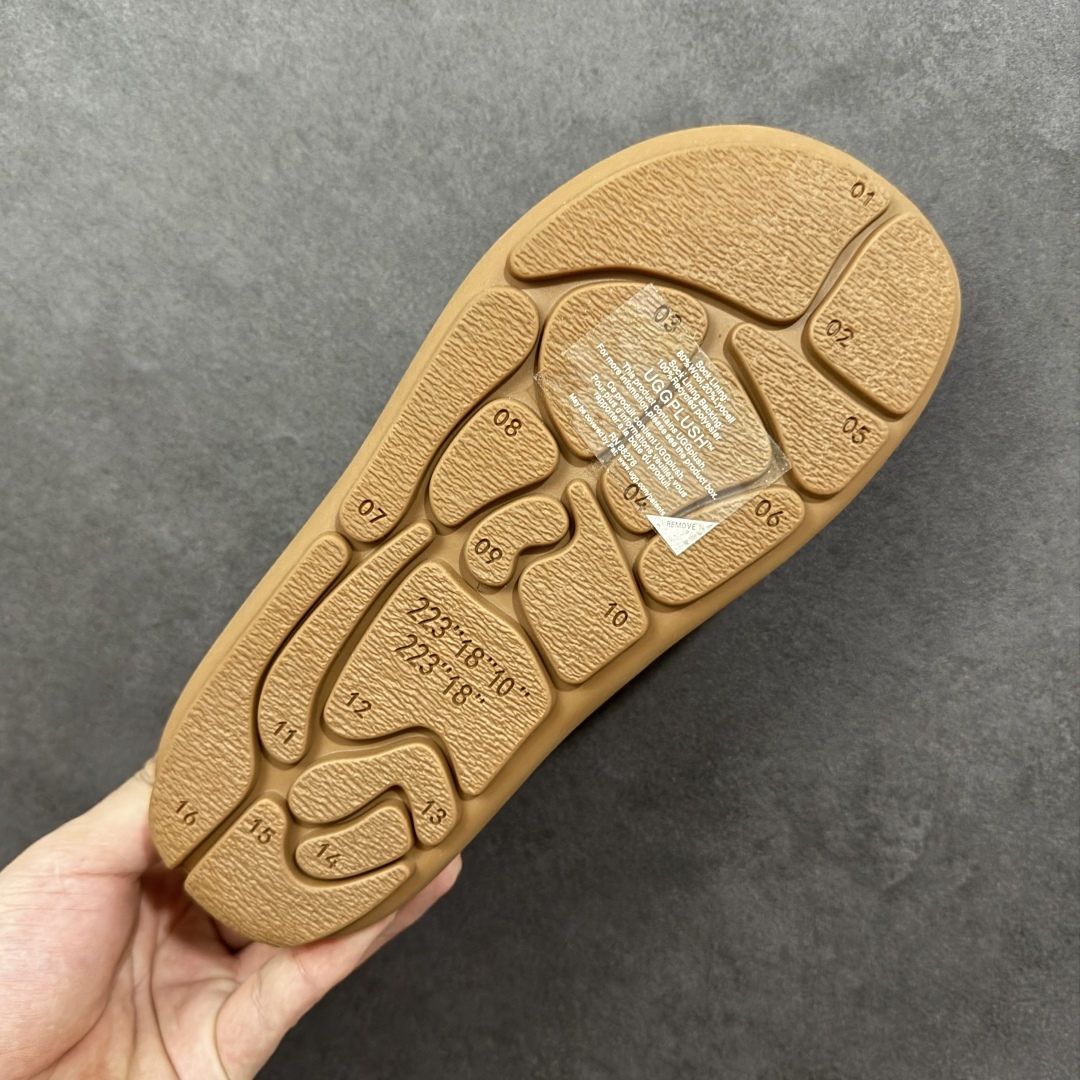 图片[9]-【SP顶级版】UGG NITA 低帮秋冬羊毛一体雪地靴 W/1166211 原代工厂隆丰A级真羊毛皮一体完全遵循正平正品，精选A级羊皮毛一体材质，内里毛绒如云朵般包裹双脚，白带恒温属性一寒锁温抗冻，股季透气排湿，让双脚时刻处于干爽舒适的状态，轻量化设计搭配柔韧鞋底，每一步都似踩在软垫上，再加上贴合足型的弧度与足跟支撑，无论是居家休憩,外出通勤还是日常跑腿，全天行走也无负担。 从经典高筒靴到简约拖鞋，从基础中性色到潮流设计，既能与牛仔裤、卫衣打造随性日常，也能搭配裙子、男女同款更能轻松适配情侣穿搭。 优质羊皮毛天生耐磨损，搭配扎实工艺与防水科技加持，能抵御日常磨损与雨雪侵袭。一双穿数年仍能保持柔软质感💪🏻 尺码：35-40-选品中心