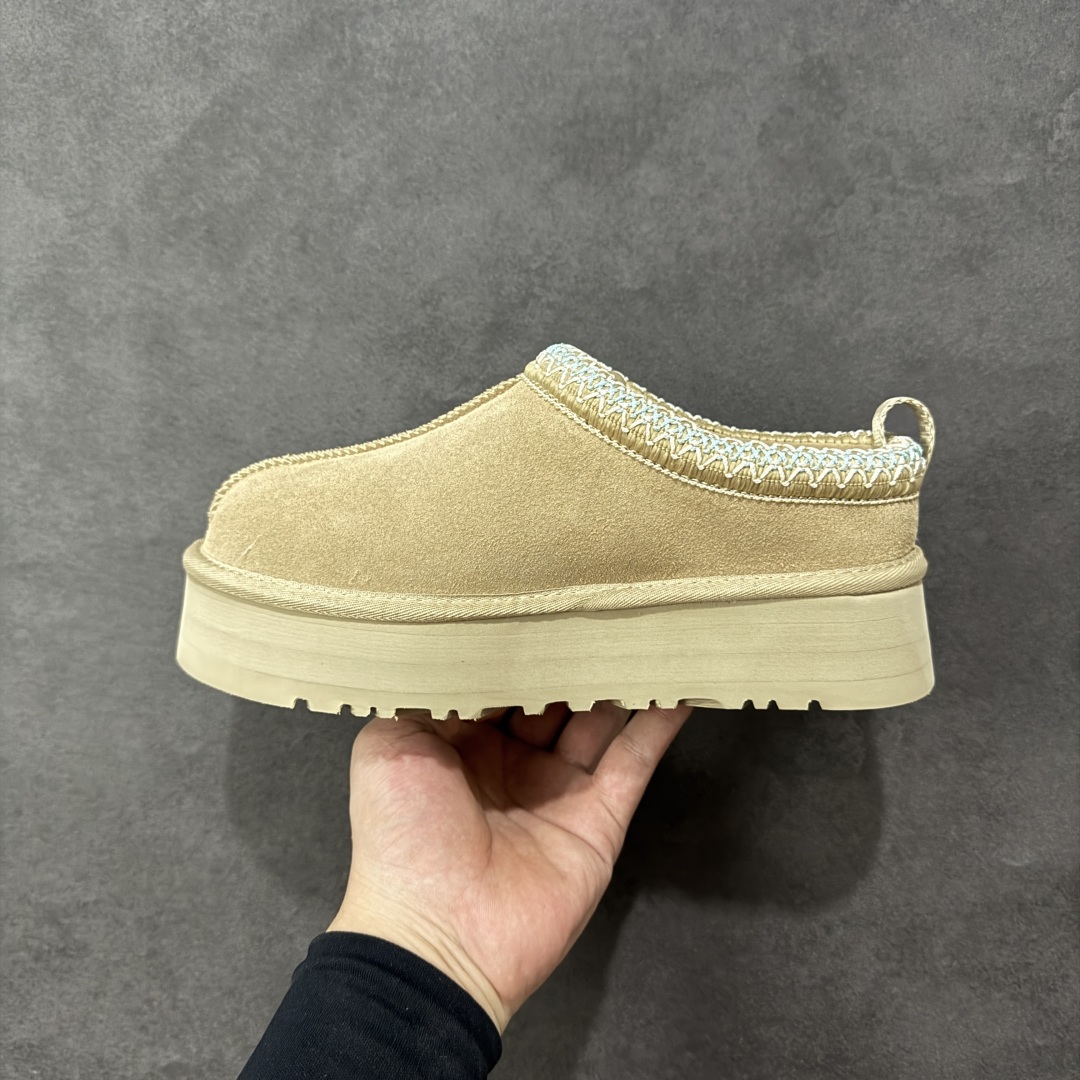 图片[2]-【SP顶级版】UGG TAZZ 低帮厚底秋冬羊毛一体雪地靴 W/1122553 原代工厂隆丰A级真羊毛皮一体完全遵循正平正品，精选A级羊皮毛一体材质，内里毛绒如云朵般包裹双脚，白带恒温属性一寒锁温抗冻，股季透气排湿，让双脚时刻处于干爽舒适的状态，轻量化设计搭配柔韧鞋底，每一步都似踩在软垫上，再加上贴合足型的弧度与足跟支撑，无论是居家休憩,外出通勤还是日常跑腿，全天行走也无负担。 从经典高筒靴到简约拖鞋，从基础中性色到潮流设计，既能与牛仔裤、卫衣打造随性日常，也能搭配裙子、男女同款更能轻松适配情侣穿搭。 优质羊皮毛天生耐磨损，搭配扎实工艺与防水科技加持，能抵御日常磨损与雨雪侵袭。一双穿数年仍能保持柔软质感💪🏻 尺码：35-41-选品中心