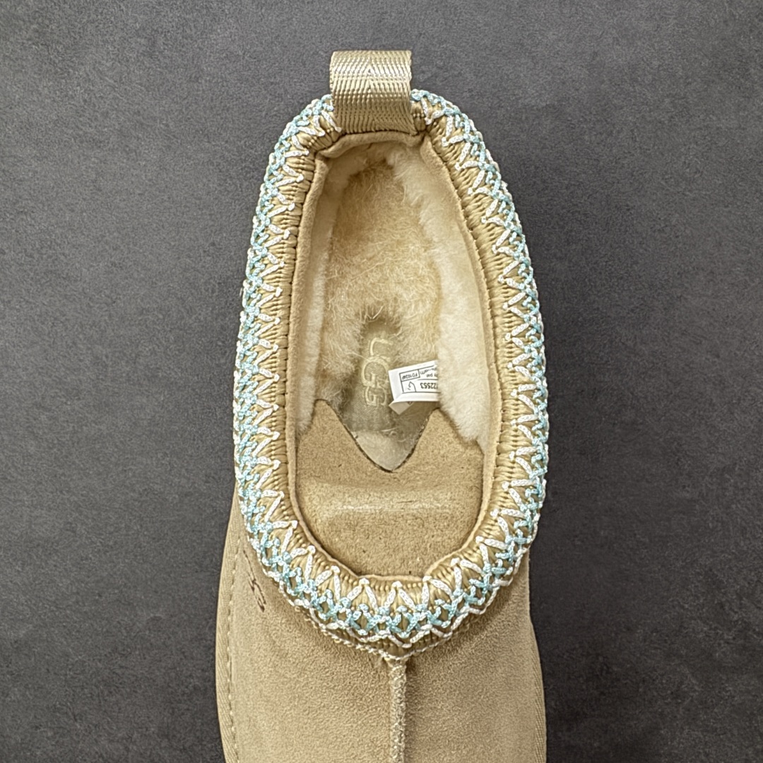 图片[7]-【SP顶级版】UGG TAZZ 低帮厚底秋冬羊毛一体雪地靴 W/1122553 原代工厂隆丰A级真羊毛皮一体完全遵循正平正品，精选A级羊皮毛一体材质，内里毛绒如云朵般包裹双脚，白带恒温属性一寒锁温抗冻，股季透气排湿，让双脚时刻处于干爽舒适的状态，轻量化设计搭配柔韧鞋底，每一步都似踩在软垫上，再加上贴合足型的弧度与足跟支撑，无论是居家休憩,外出通勤还是日常跑腿，全天行走也无负担。 从经典高筒靴到简约拖鞋，从基础中性色到潮流设计，既能与牛仔裤、卫衣打造随性日常，也能搭配裙子、男女同款更能轻松适配情侣穿搭。 优质羊皮毛天生耐磨损，搭配扎实工艺与防水科技加持，能抵御日常磨损与雨雪侵袭。一双穿数年仍能保持柔软质感💪🏻 尺码：35-41-选品中心