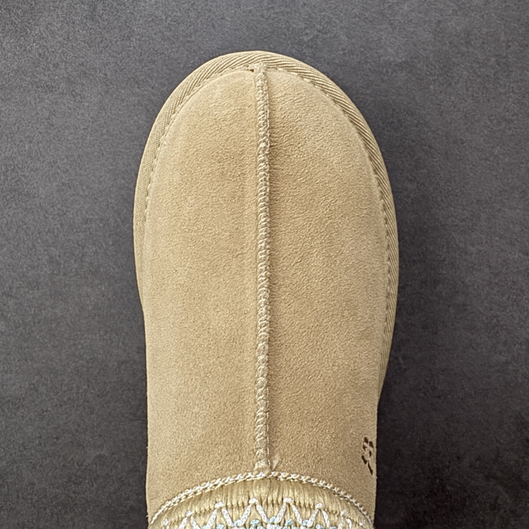 图片[8]-【SP顶级版】UGG TAZZ 低帮厚底秋冬羊毛一体雪地靴 W/1122553 原代工厂隆丰A级真羊毛皮一体完全遵循正平正品，精选A级羊皮毛一体材质，内里毛绒如云朵般包裹双脚，白带恒温属性一寒锁温抗冻，股季透气排湿，让双脚时刻处于干爽舒适的状态，轻量化设计搭配柔韧鞋底，每一步都似踩在软垫上，再加上贴合足型的弧度与足跟支撑，无论是居家休憩,外出通勤还是日常跑腿，全天行走也无负担。 从经典高筒靴到简约拖鞋，从基础中性色到潮流设计，既能与牛仔裤、卫衣打造随性日常，也能搭配裙子、男女同款更能轻松适配情侣穿搭。 优质羊皮毛天生耐磨损，搭配扎实工艺与防水科技加持，能抵御日常磨损与雨雪侵袭。一双穿数年仍能保持柔软质感💪🏻 尺码：35-41-选品中心