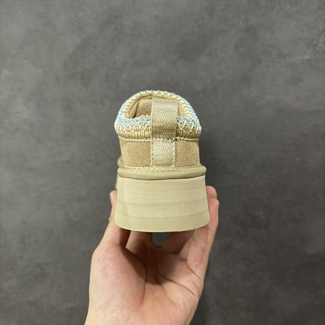 图片[4]-【SP顶级版】UGG TAZZ 低帮厚底秋冬羊毛一体雪地靴 W/1122553 原代工厂隆丰A级真羊毛皮一体完全遵循正平正品，精选A级羊皮毛一体材质，内里毛绒如云朵般包裹双脚，白带恒温属性一寒锁温抗冻，股季透气排湿，让双脚时刻处于干爽舒适的状态，轻量化设计搭配柔韧鞋底，每一步都似踩在软垫上，再加上贴合足型的弧度与足跟支撑，无论是居家休憩,外出通勤还是日常跑腿，全天行走也无负担。 从经典高筒靴到简约拖鞋，从基础中性色到潮流设计，既能与牛仔裤、卫衣打造随性日常，也能搭配裙子、男女同款更能轻松适配情侣穿搭。 优质羊皮毛天生耐磨损，搭配扎实工艺与防水科技加持，能抵御日常磨损与雨雪侵袭。一双穿数年仍能保持柔软质感💪🏻 尺码：35-41-选品中心