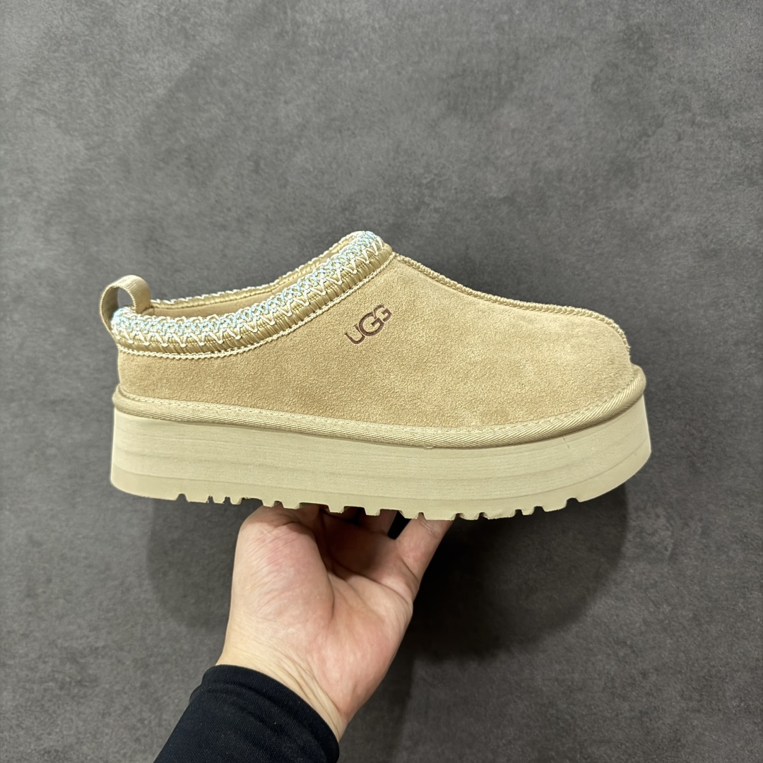 【SP顶级版】UGG TAZZ 低帮厚底秋冬羊毛一体雪地靴 W/1122553 原代工厂隆丰A级真羊毛皮一体完全遵循正平正品,精选A级羊皮毛一体材质,内里毛绒如云朵般包裹双脚,白带恒温属性一寒锁温抗冻,股季透气排湿,让双脚时刻处于干爽舒适的状态,轻量化设计搭配柔韧鞋底,每一步都似踩在软垫上,再加上贴合足型的弧度与足跟支撑,无论是居家休憩,外出通勤还是日常跑腿,全天行走也无负担。 从经典高筒靴到简约拖鞋,从基础中性色到潮流设计,既能与牛仔裤、卫衣打造随性日常,也能搭配裙子、男女同款更能轻松适配情侣穿搭。 优质羊皮毛天生耐磨损,搭配扎实工艺与防水科技加持,能抵御日常磨损与雨雪侵袭。一双穿数年仍能保持柔软质感💪🏻 尺码:35-41-选品中心