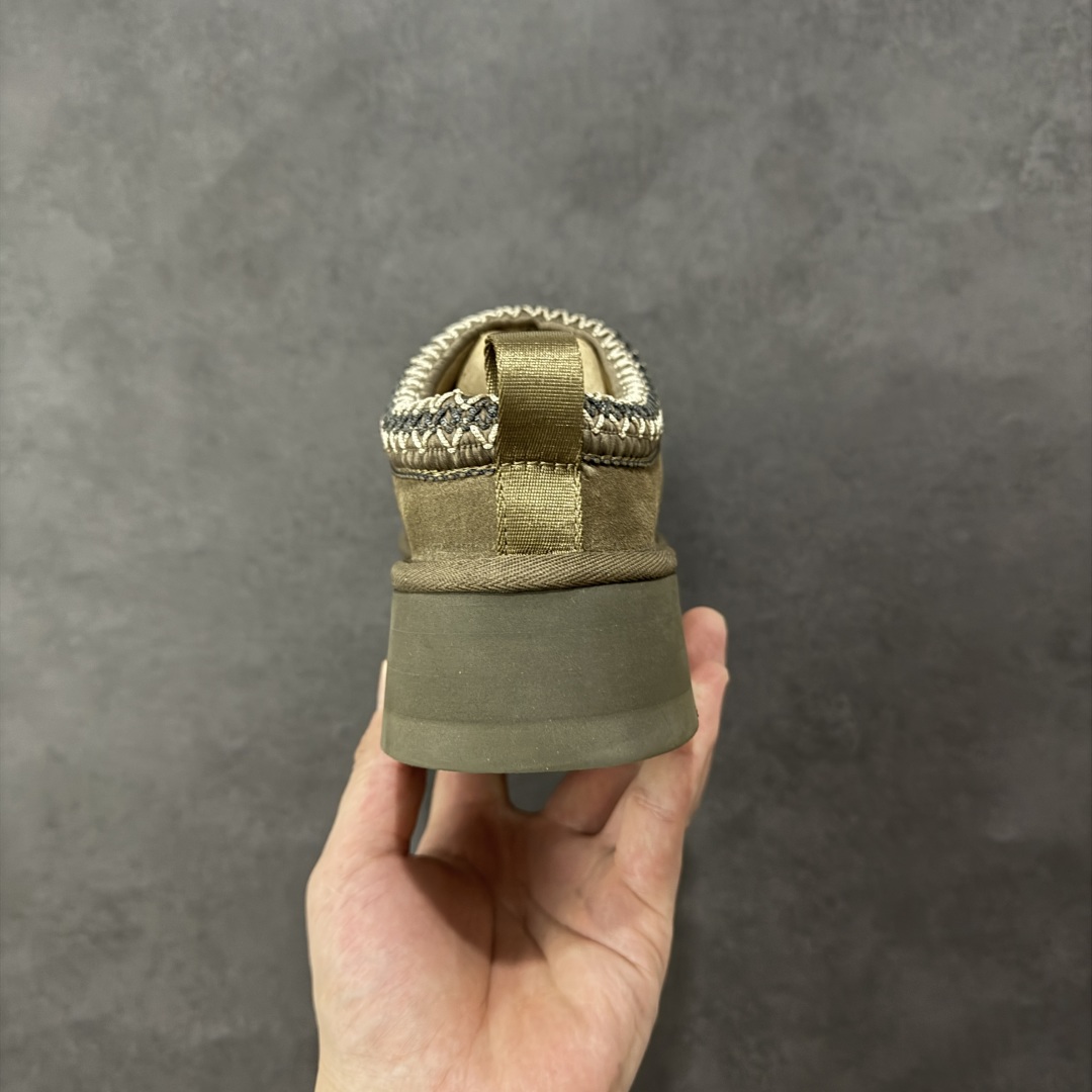 图片[4]-【SP顶级版】UGG TAZZ 低帮厚底秋冬羊毛一体雪地靴 W/1122553 原代工厂隆丰A级真羊毛皮一体完全遵循正平正品，精选A级羊皮毛一体材质，内里毛绒如云朵般包裹双脚，白带恒温属性一寒锁温抗冻，股季透气排湿，让双脚时刻处于干爽舒适的状态，轻量化设计搭配柔韧鞋底，每一步都似踩在软垫上，再加上贴合足型的弧度与足跟支撑，无论是居家休憩,外出通勤还是日常跑腿，全天行走也无负担。 从经典高筒靴到简约拖鞋，从基础中性色到潮流设计，既能与牛仔裤、卫衣打造随性日常，也能搭配裙子、男女同款更能轻松适配情侣穿搭。 优质羊皮毛天生耐磨损，搭配扎实工艺与防水科技加持，能抵御日常磨损与雨雪侵袭。一双穿数年仍能保持柔软质感💪🏻 尺码：35-41-选品中心